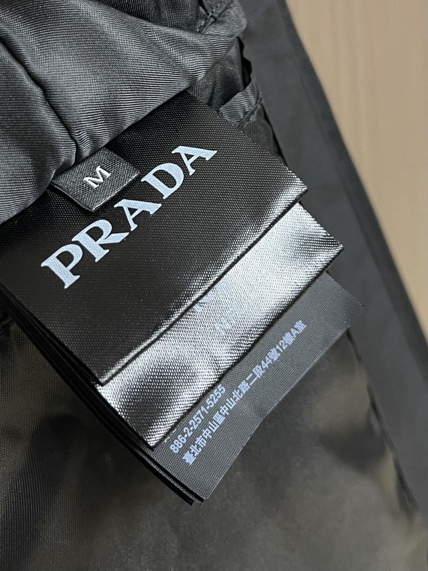 
Prada 2025ss秋冬新品再生尼龙立领夹克外套，立领系扣，内里有袋，三角标织物，前幅拉链开合，搭