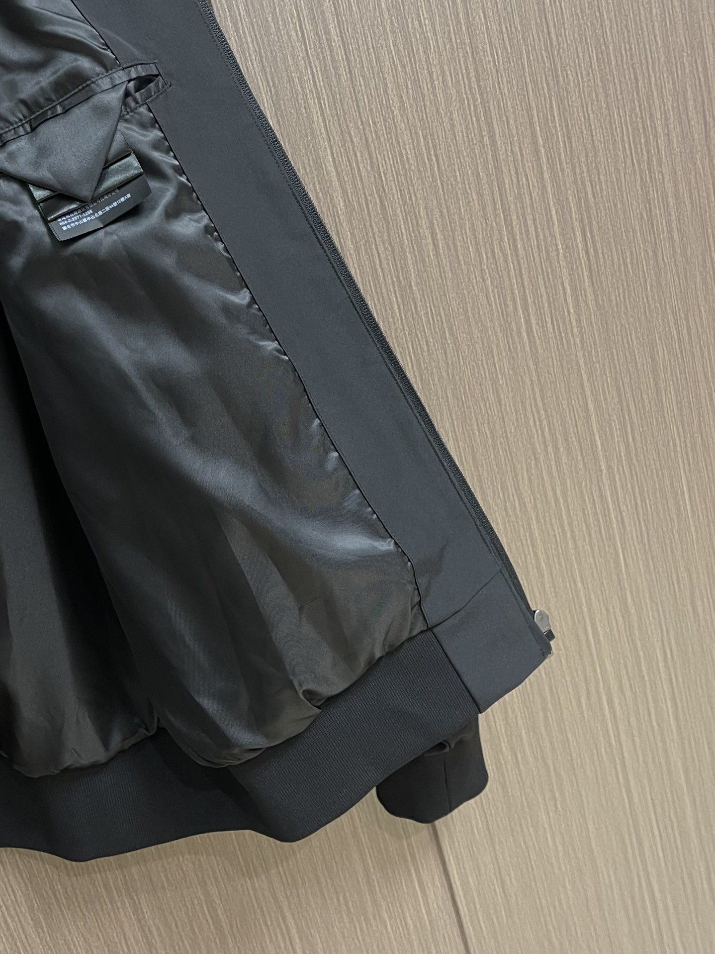 
Prada 2025ss秋冬新品再生尼龙立领夹克外套，立领系扣，内里有袋，三角标织物，前幅拉链开合，搭