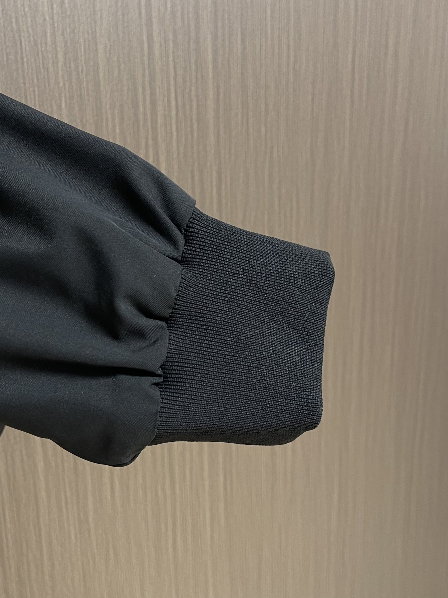 
Prada 2025ss秋冬新品再生尼龙立领夹克外套，立领系扣，内里有袋，三角标织物，前幅拉链开合，搭