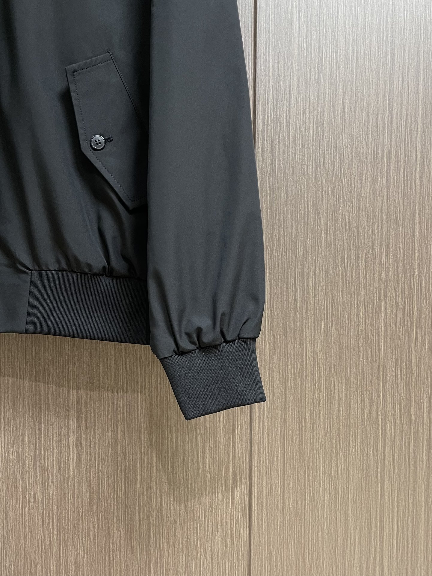 
Prada 2025ss秋冬新品再生尼龙立领夹克外套，立领系扣，内里有袋，三角标织物，前幅拉链开合，搭