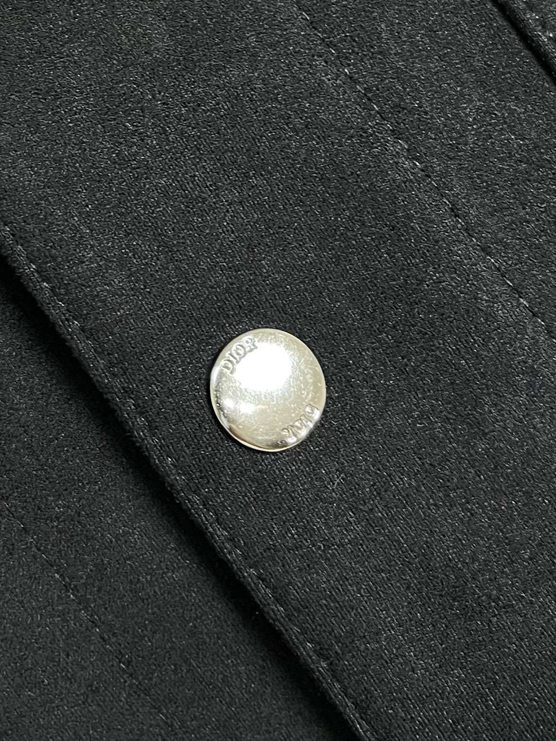 
Dior 2025SS秋冬新款男士新款麂皮绒夹克外套，采用麂皮绒皮革精心制作，经典版型，凸显新意同时也