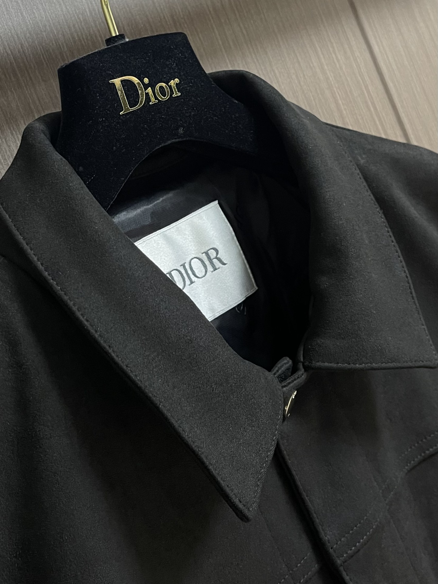 
Dior 2025SS秋冬新款男士新款麂皮绒夹克外套，采用麂皮绒皮革精心制作，经典版型，凸显新意同时也