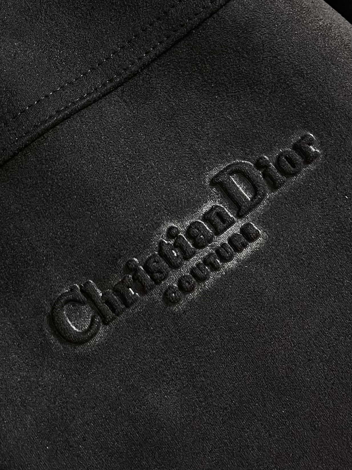 
Dior 2025SS秋冬新款男士新款麂皮绒夹克外套，采用麂皮绒皮革精心制作，经典版型，凸显新意同时也