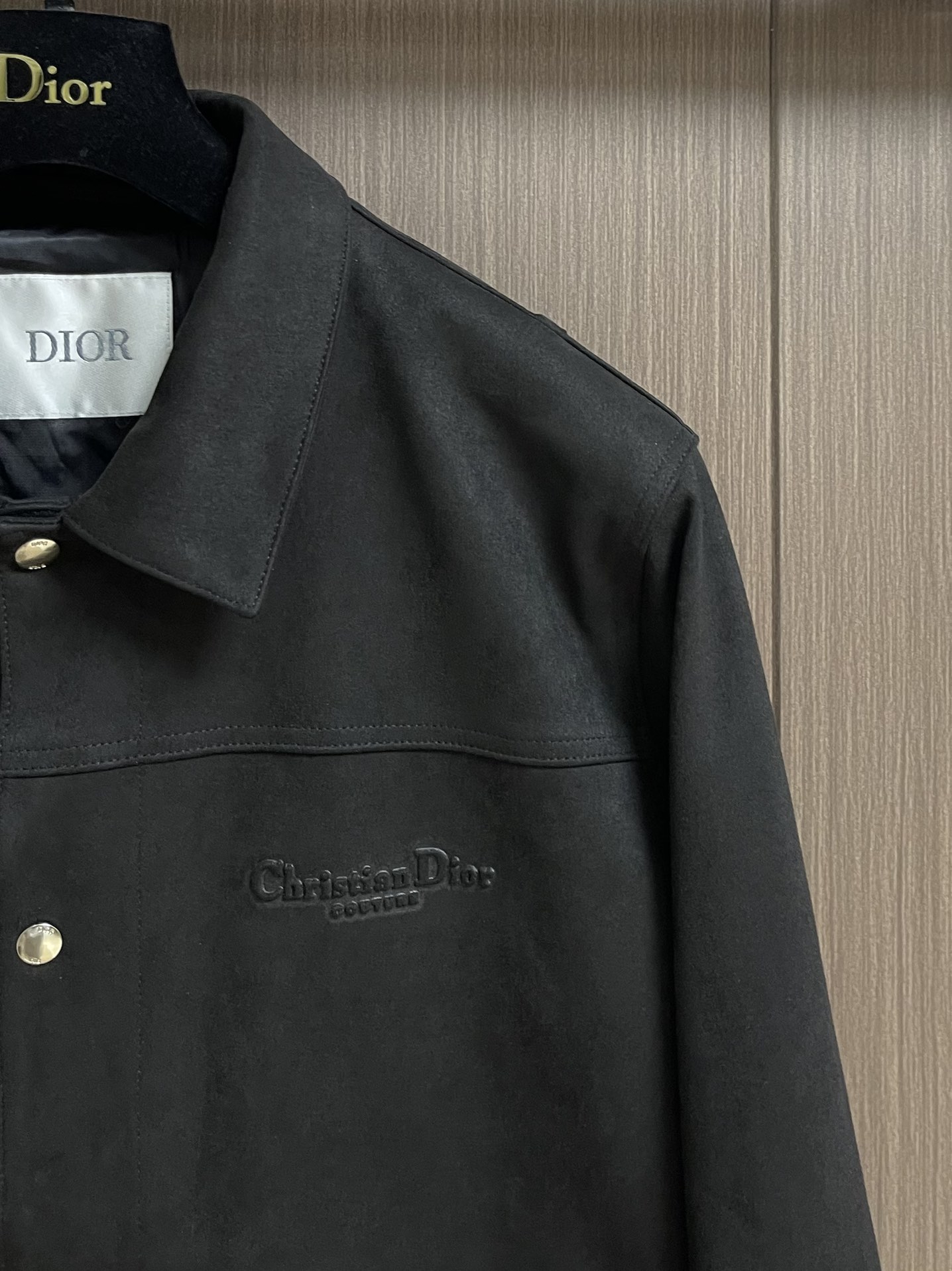 
Dior 2025SS秋冬新款男士新款麂皮绒夹克外套，采用麂皮绒皮革精心制作，经典版型，凸显新意同时也