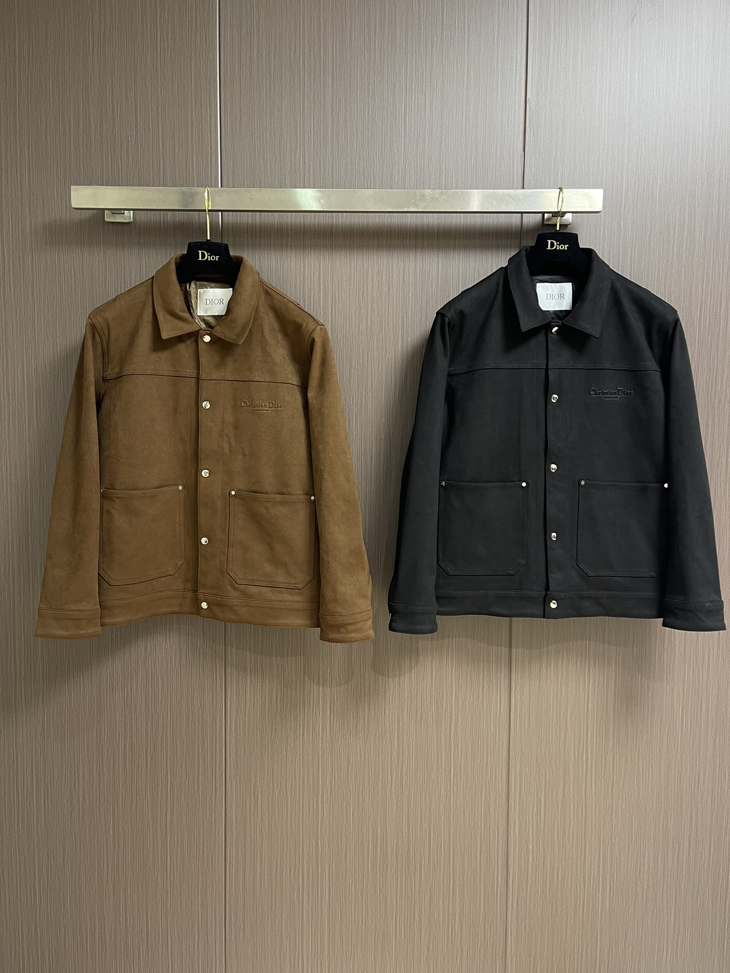 
Dior 2025SS秋冬新款男士新款麂皮绒夹克外套，采用麂皮绒皮革精心制作，经典版型，凸显新意同时也