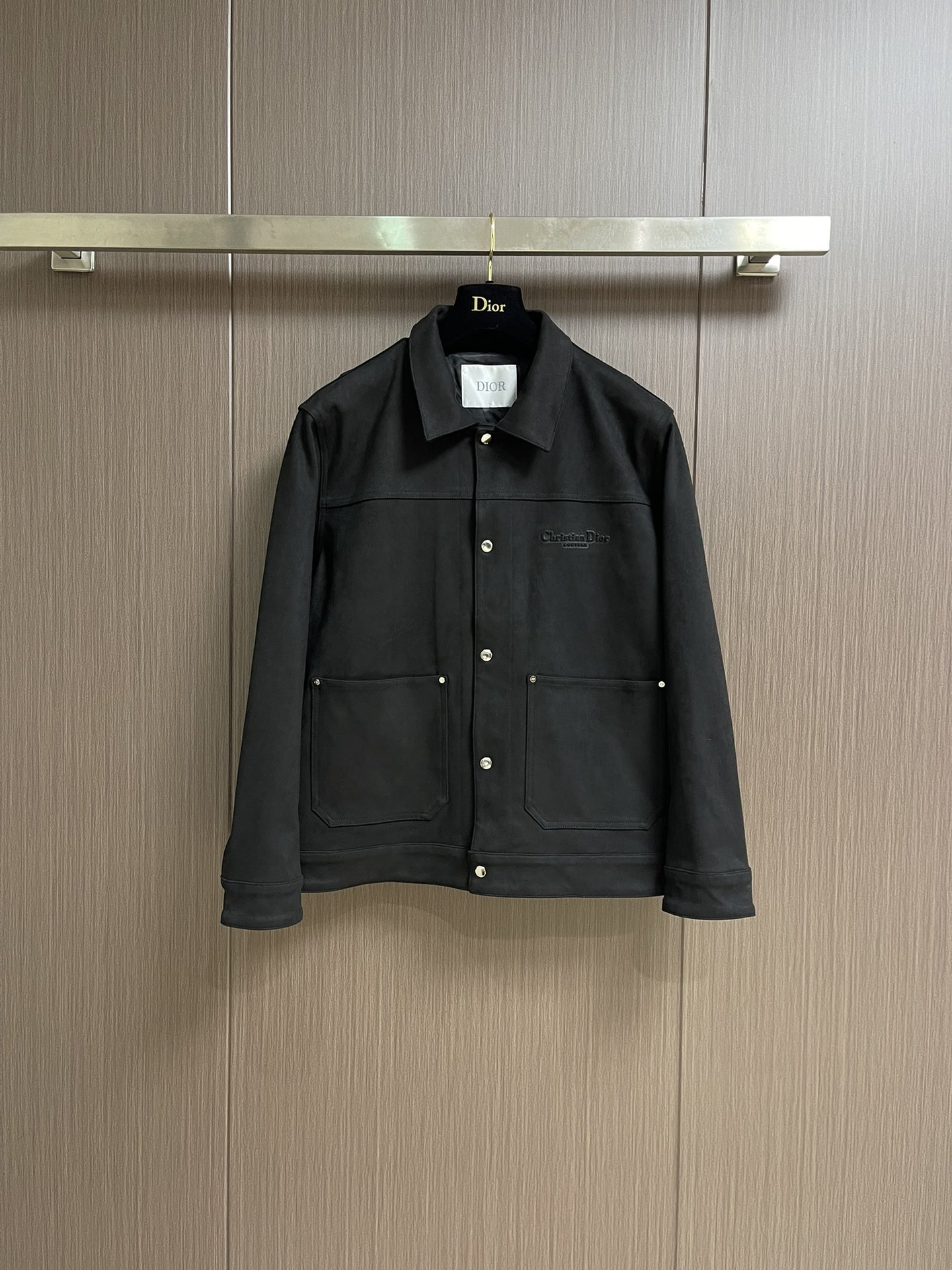 
Dior 2025SS秋冬新款男士新款麂皮绒夹克外套，采用麂皮绒皮革精心制作，经典版型，凸显新意同时也