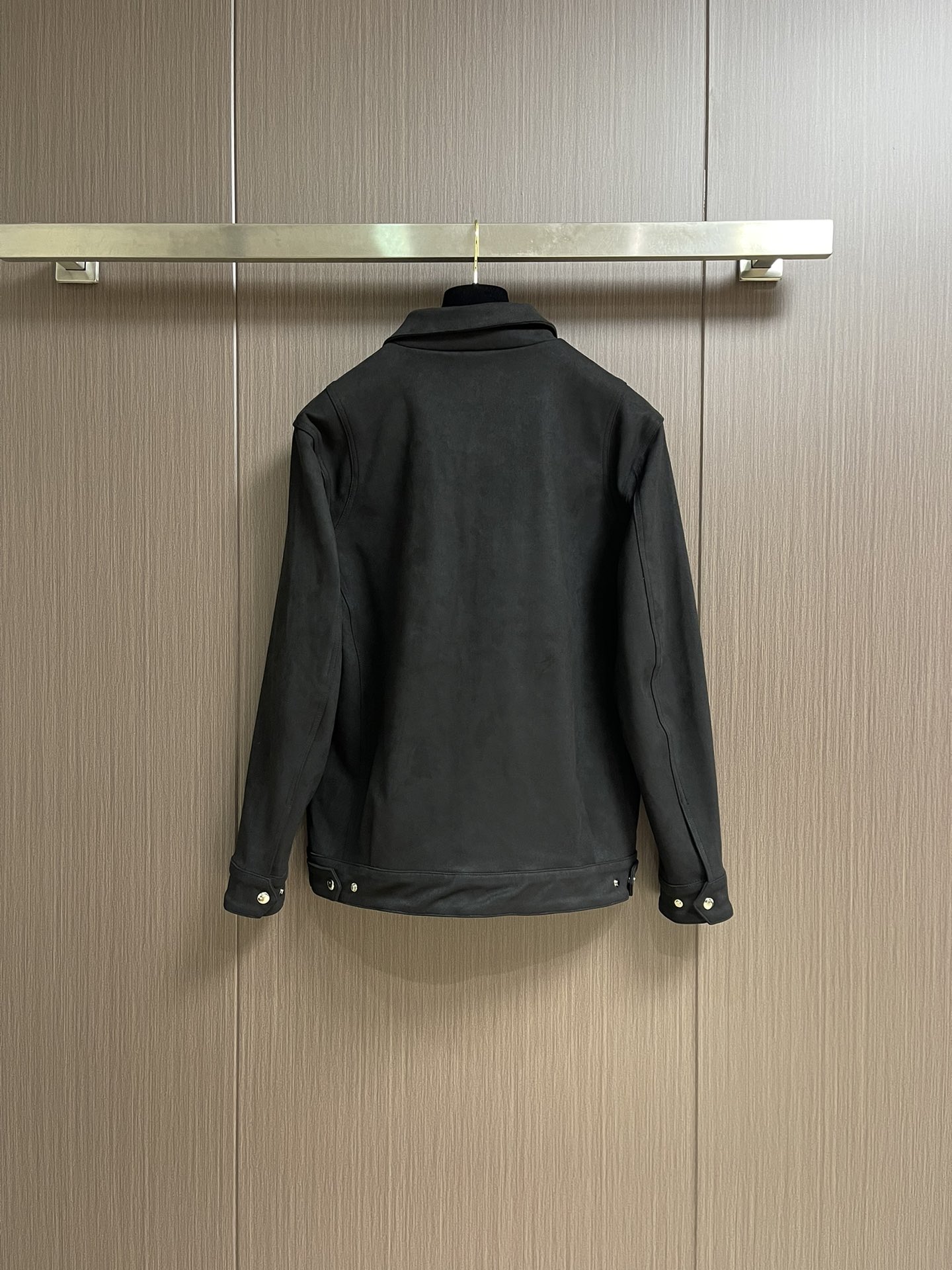 
Dior 2025SS秋冬新款男士新款麂皮绒夹克外套，采用麂皮绒皮革精心制作，经典版型，凸显新意同时也