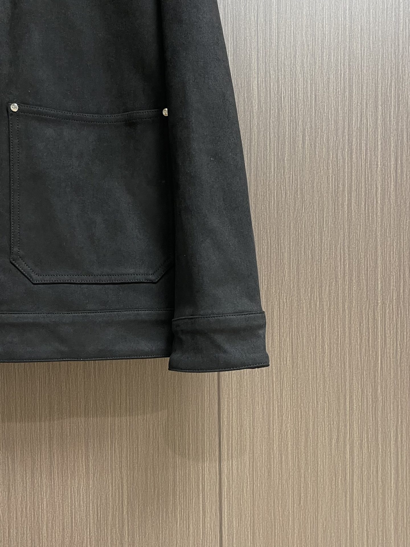 
Dior 2025SS秋冬新款男士新款麂皮绒夹克外套，采用麂皮绒皮革精心制作，经典版型，凸显新意同时也