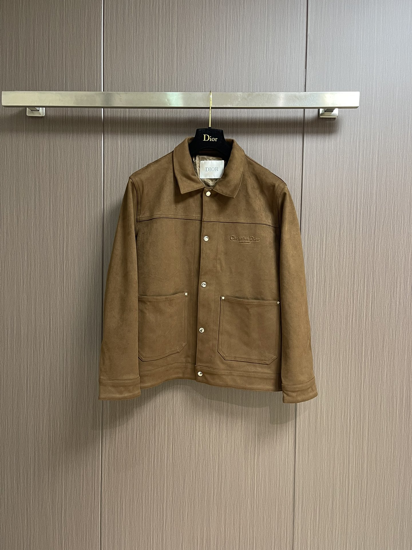 NO:515213,Dior 2025SS Autumn and Winter New Suede Jacket for Men, carefully crafted with suede leather, classic style, highlighting the novelty and also enhancing the fashion sense of the style, highlighting the classic charm, and creating a refined look. The overall style is a relaxed and casual style, and lz customizes the same color inner lining, and develops the full quality. Size M-XXL,,dior, jackets & coats, jackets & coats,chamois leather,alexander wang19860909Dior 2025SS秋冬新款男士新款麂皮绒夹克外套,采用麂皮绒皮革精心制作,经典版型,凸显新意同时也能提升款式的时尚感,彰显经典魅力,打造精致造型.整体是一件轻松随意、易于穿搭的式,lz定制同色系内里,全品相开发.尺码M-XXL,,dior,jackets & coats,jackets & coats,chamois leather,alexander wang,Men's clothing