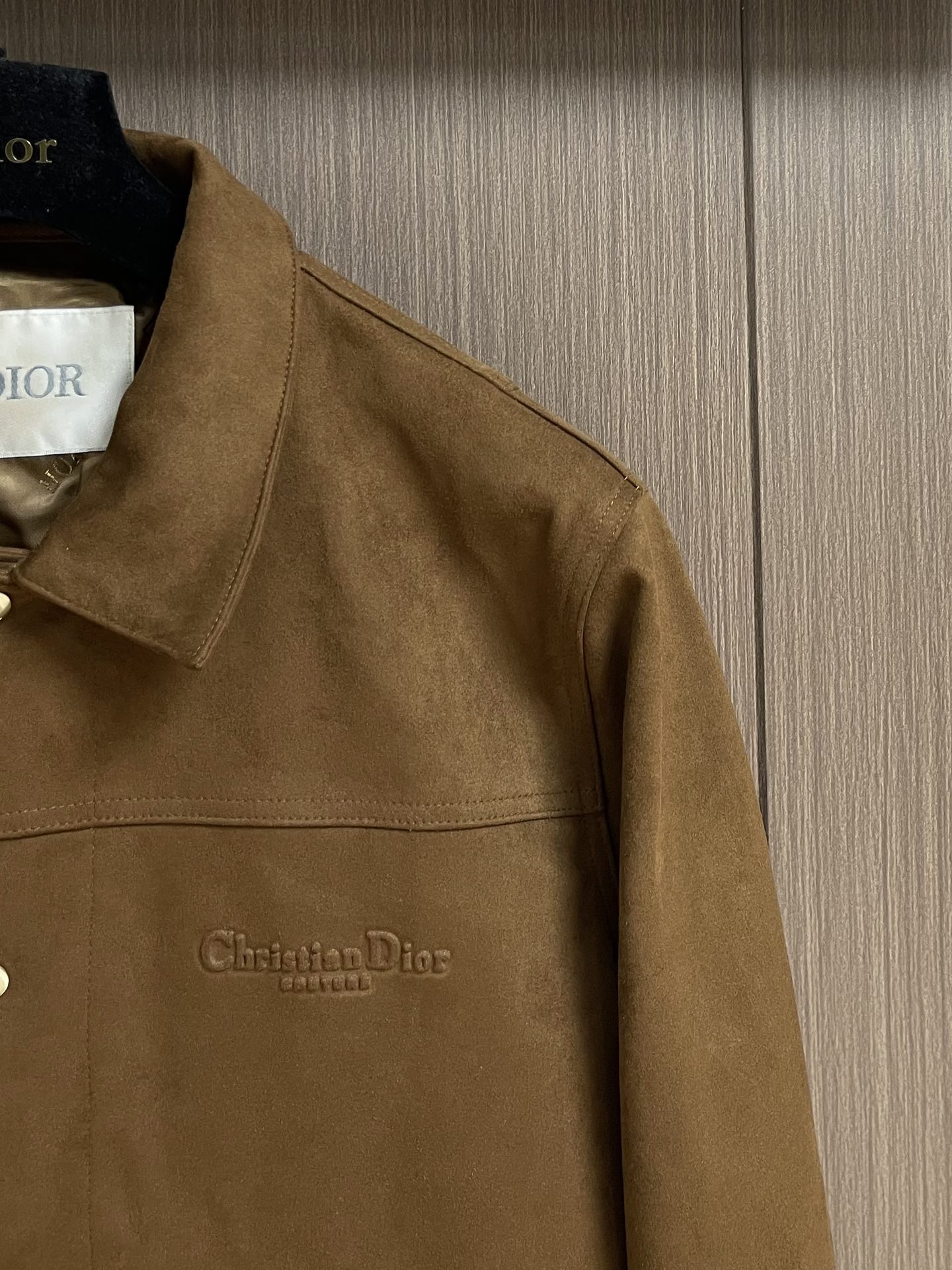 
Dior 2025SS秋冬新款男士新款麂皮绒夹克外套，采用麂皮绒皮革精心制作，经典版型，凸显新意同时也