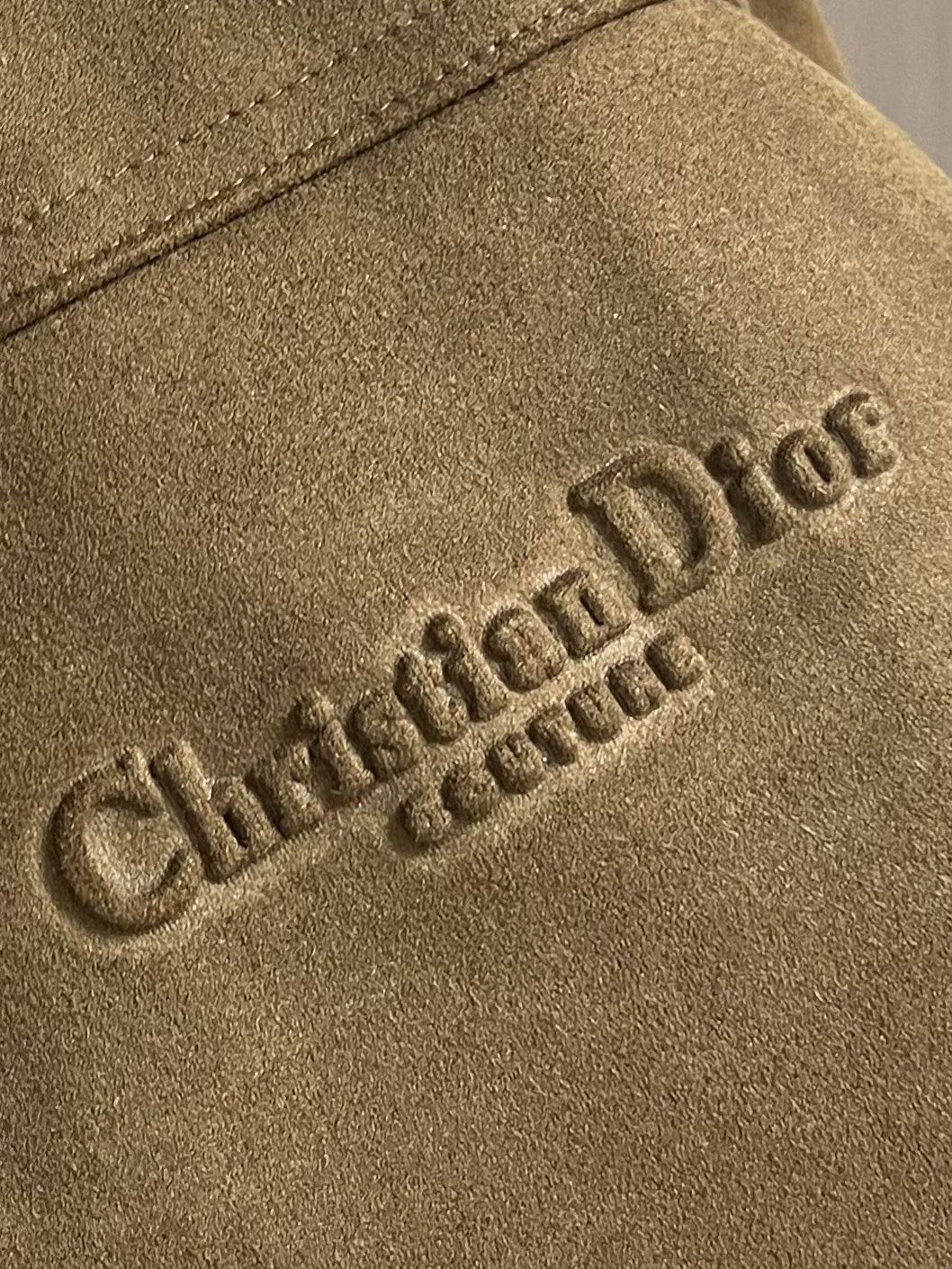 
Dior 2025SS秋冬新款男士新款麂皮绒夹克外套，采用麂皮绒皮革精心制作，经典版型，凸显新意同时也