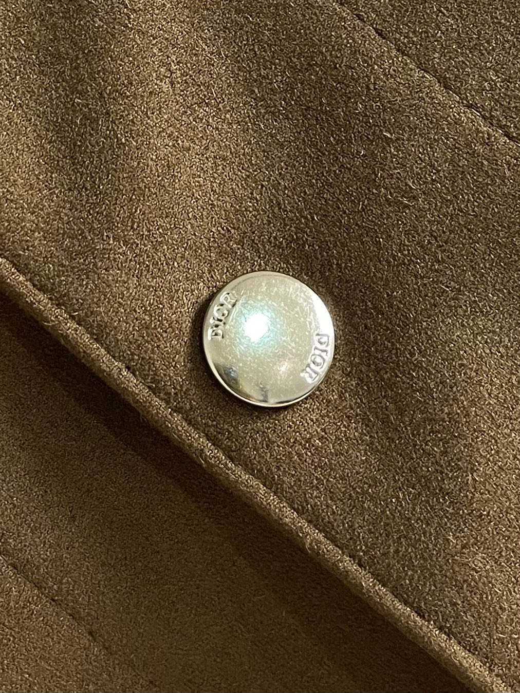 
Dior 2025SS秋冬新款男士新款麂皮绒夹克外套，采用麂皮绒皮革精心制作，经典版型，凸显新意同时也