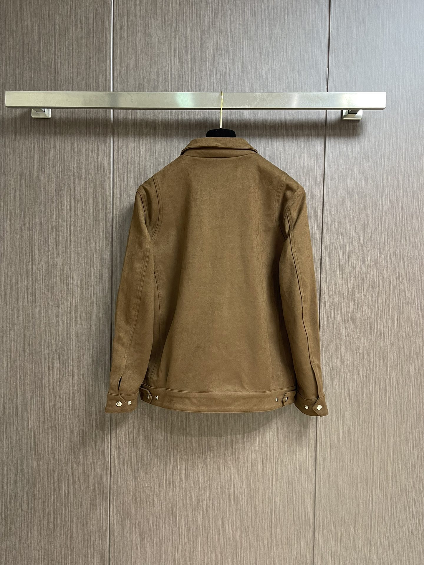 
Dior 2025SS秋冬新款男士新款麂皮绒夹克外套，采用麂皮绒皮革精心制作，经典版型，凸显新意同时也