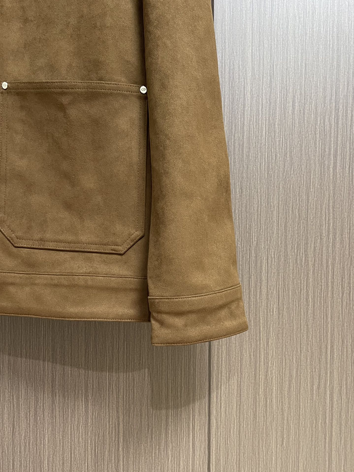 
Dior 2025SS秋冬新款男士新款麂皮绒夹克外套，采用麂皮绒皮革精心制作，经典版型，凸显新意同时也