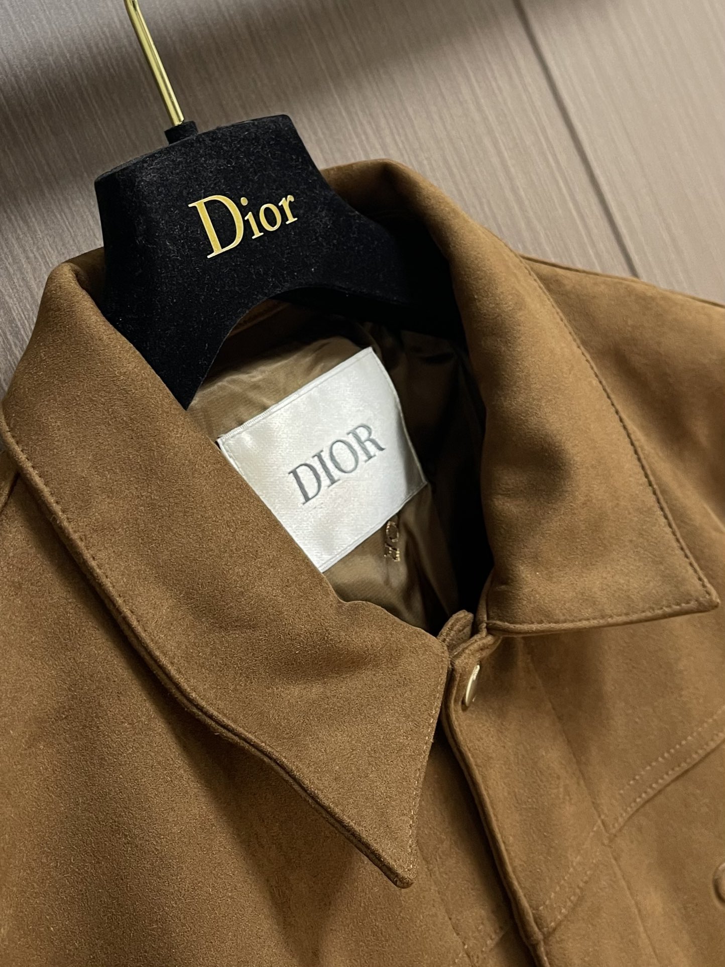 
Dior 2025SS秋冬新款男士新款麂皮绒夹克外套，采用麂皮绒皮革精心制作，经典版型，凸显新意同时也