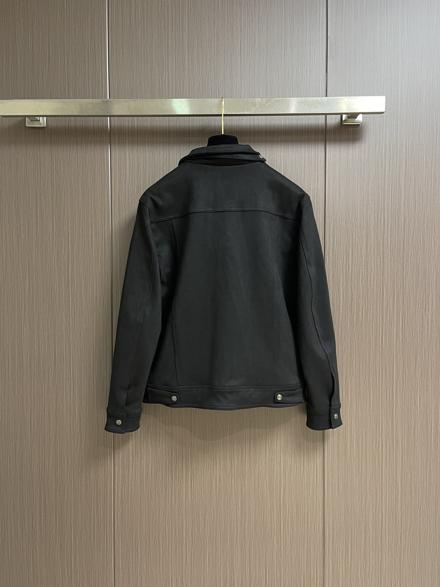 
TF TOMFORD 2025SS男士新款麂皮绒夹克外套，采用麂皮绒皮革精心制作，经典版型，凸显新意同