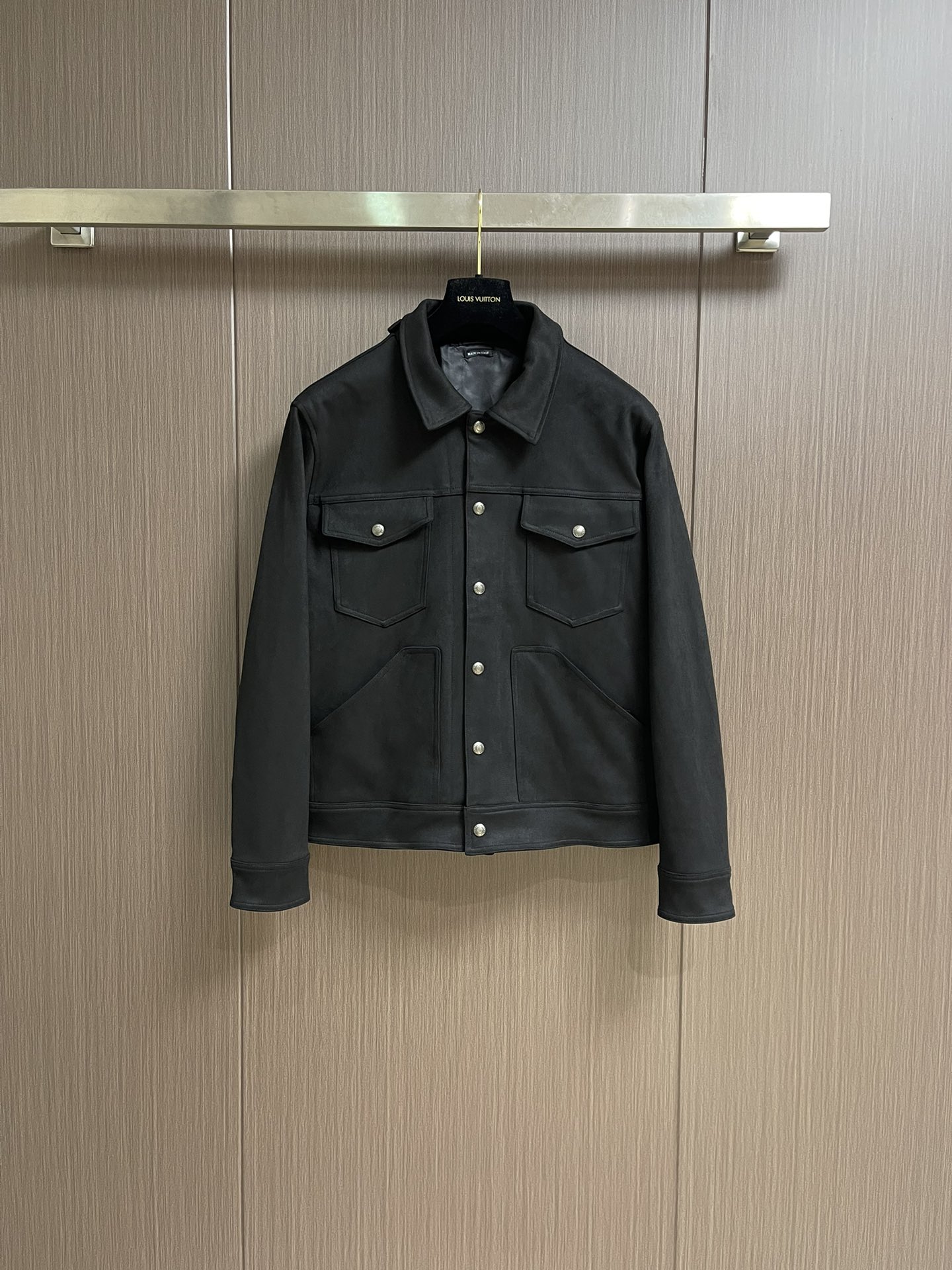 
TF TOMFORD 2025SS男士新款麂皮绒夹克外套，采用麂皮绒皮革精心制作，经典版型，凸显新意同