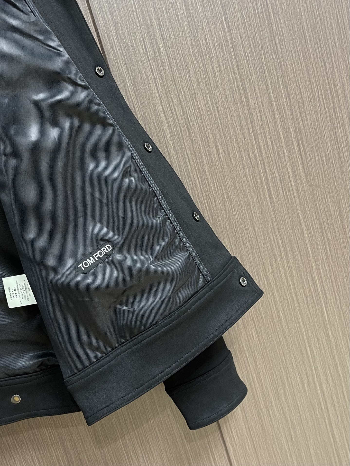 
TF TOMFORD 2025SS男士新款麂皮绒夹克外套，采用麂皮绒皮革精心制作，经典版型，凸显新意同