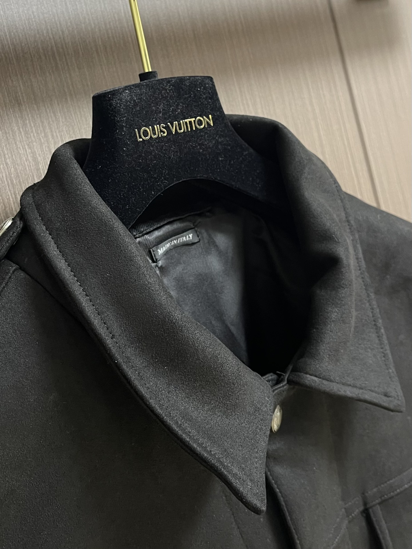 
TF TOMFORD 2025SS男士新款麂皮绒夹克外套，采用麂皮绒皮革精心制作，经典版型，凸显新意同