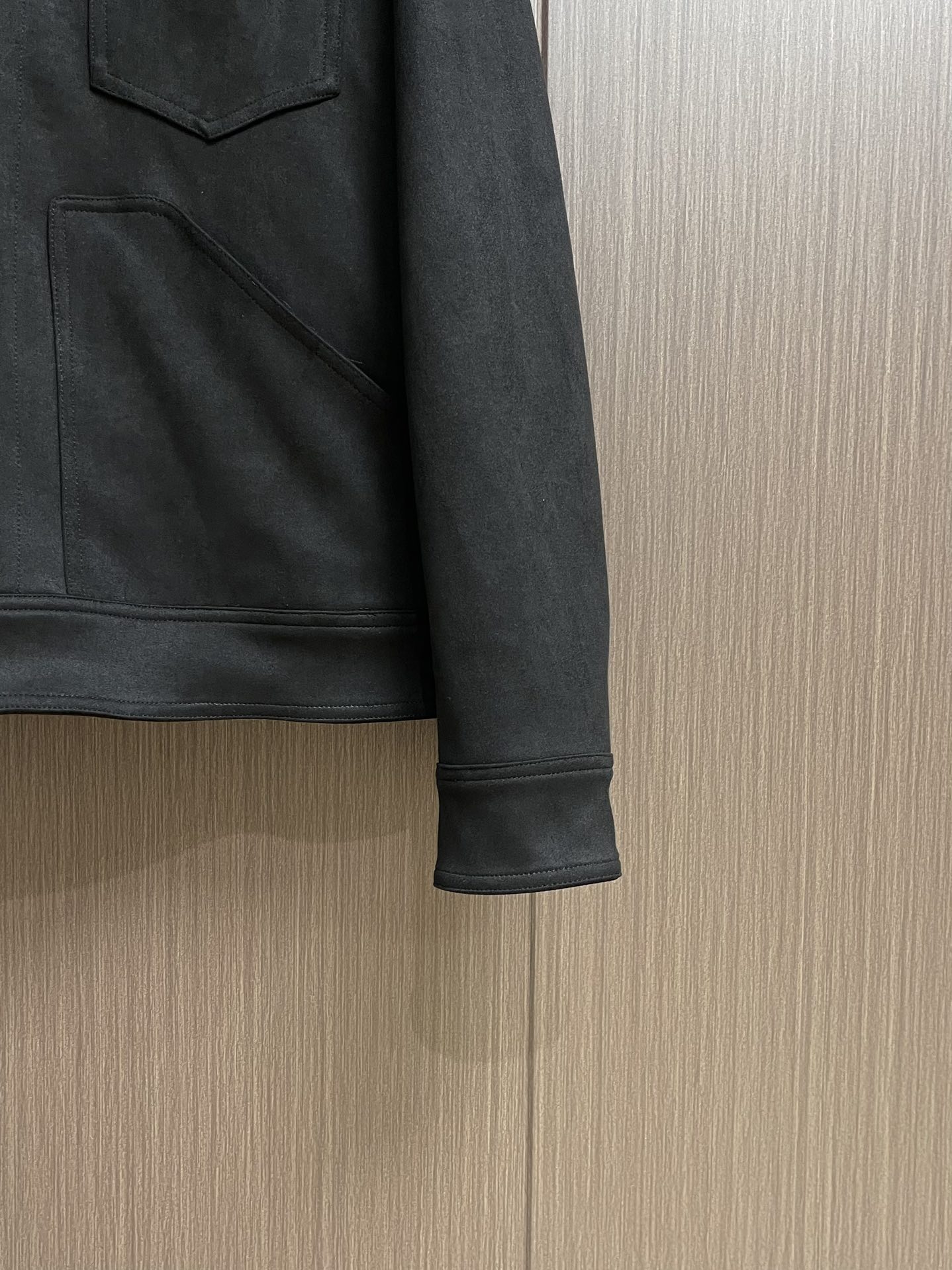 
TF TOMFORD 2025SS男士新款麂皮绒夹克外套，采用麂皮绒皮革精心制作，经典版型，凸显新意同