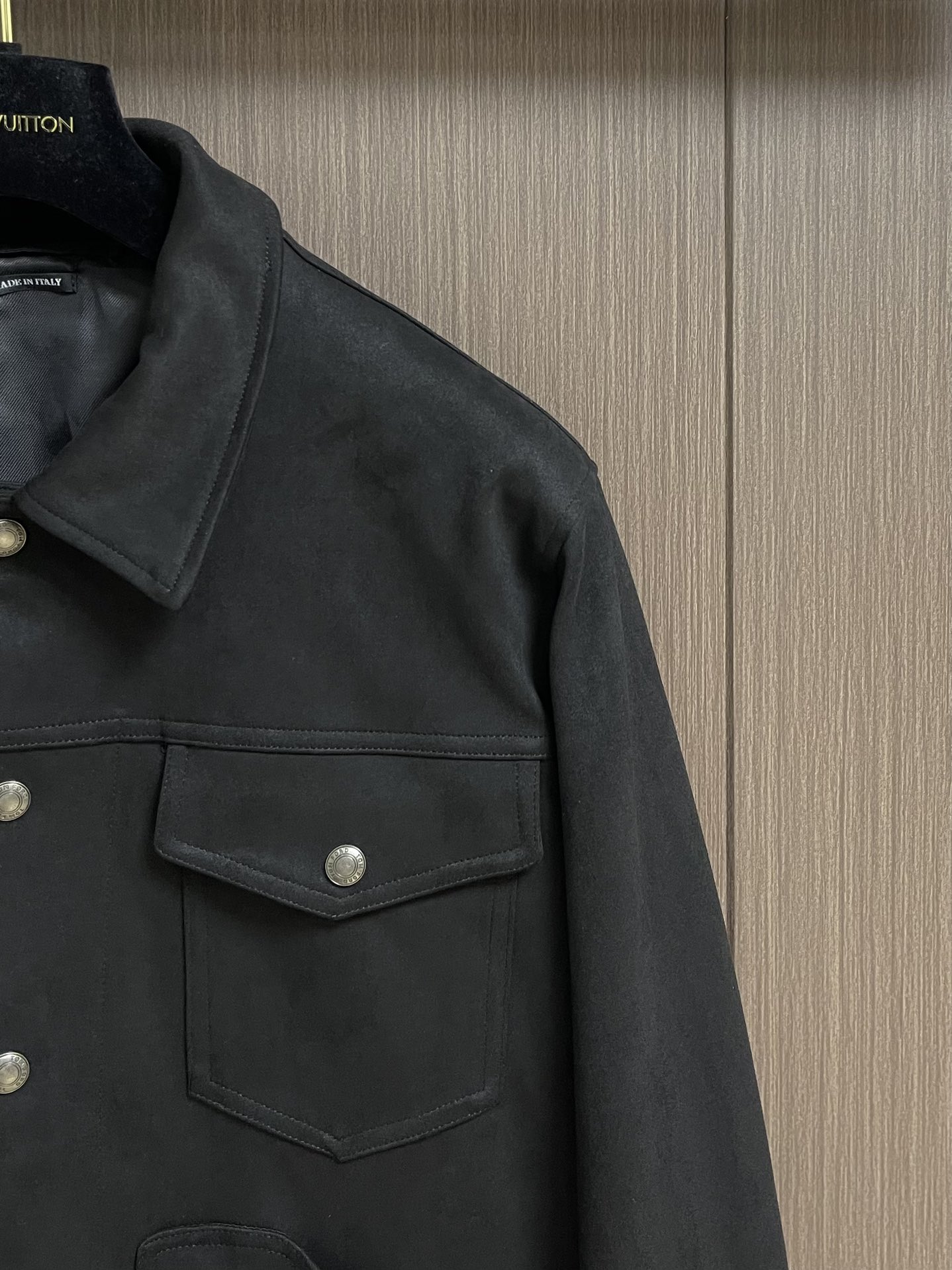 
TF TOMFORD 2025SS男士新款麂皮绒夹克外套，采用麂皮绒皮革精心制作，经典版型，凸显新意同