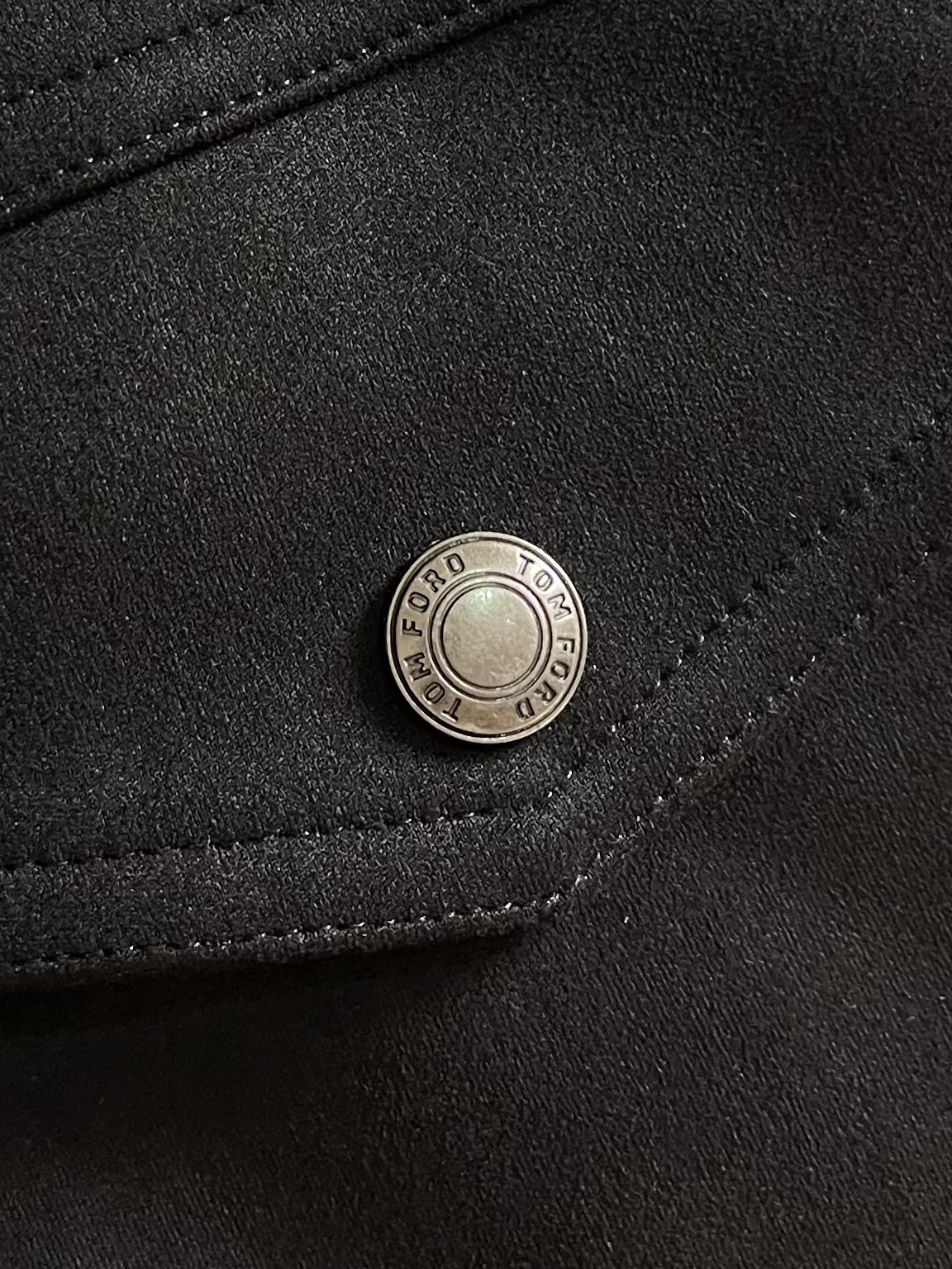 
TF TOMFORD 2025SS男士新款麂皮绒夹克外套，采用麂皮绒皮革精心制作，经典版型，凸显新意同