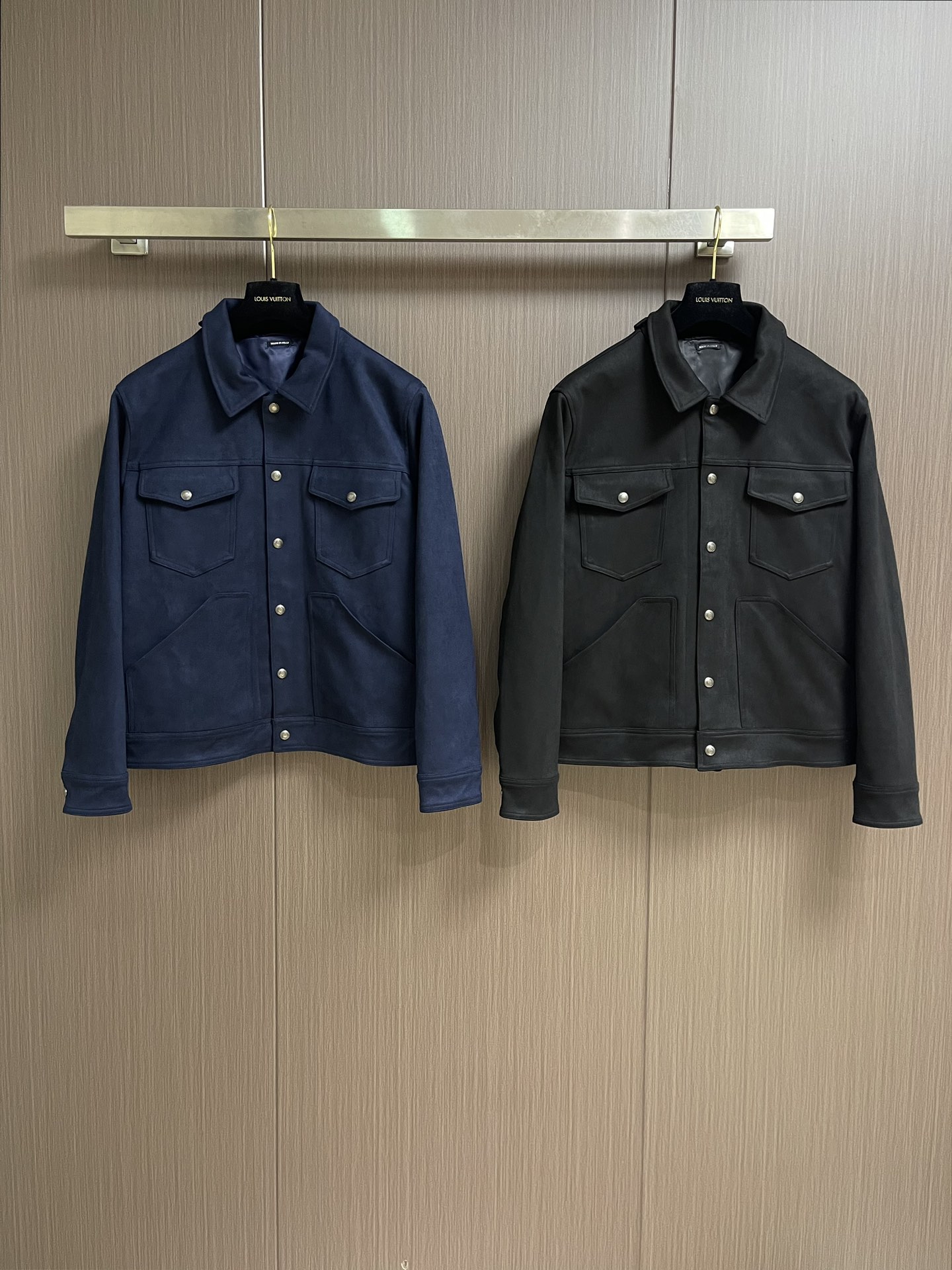 
TF TOMFORD 2025SS男士新款麂皮绒夹克外套，采用麂皮绒皮革精心制作，经典版型，凸显新意同