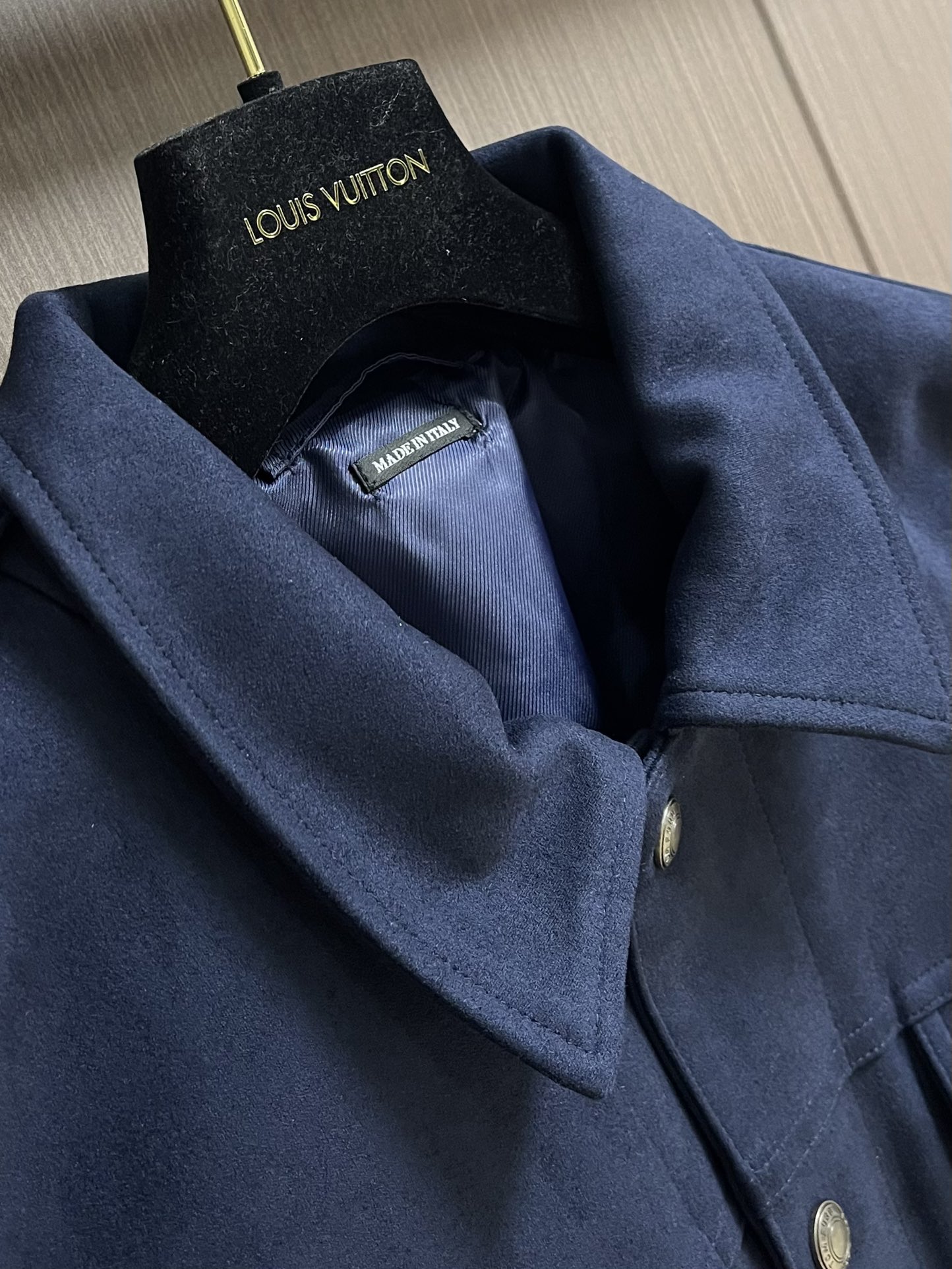 
TF TOMFORD 2025SS男士新款麂皮绒夹克外套，采用麂皮绒皮革精心制作，经典版型，凸显新意同