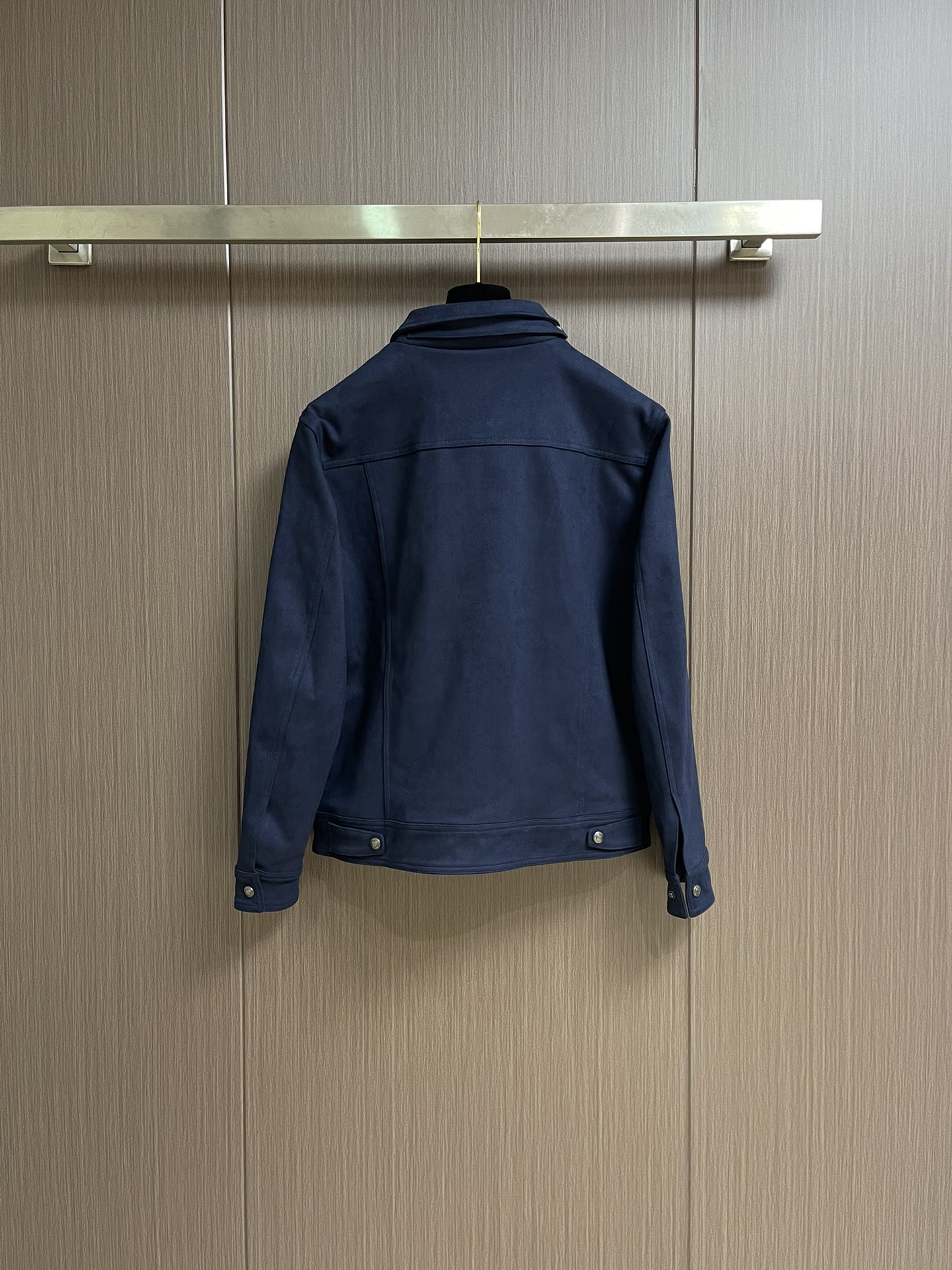 
TF TOMFORD 2025SS男士新款麂皮绒夹克外套，采用麂皮绒皮革精心制作，经典版型，凸显新意同