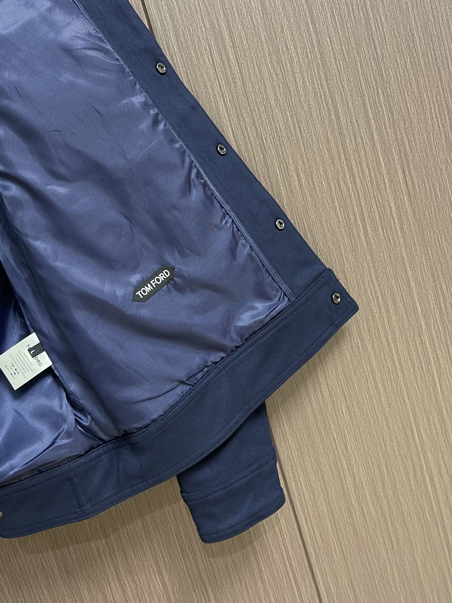 
TF TOMFORD 2025SS男士新款麂皮绒夹克外套，采用麂皮绒皮革精心制作，经典版型，凸显新意同