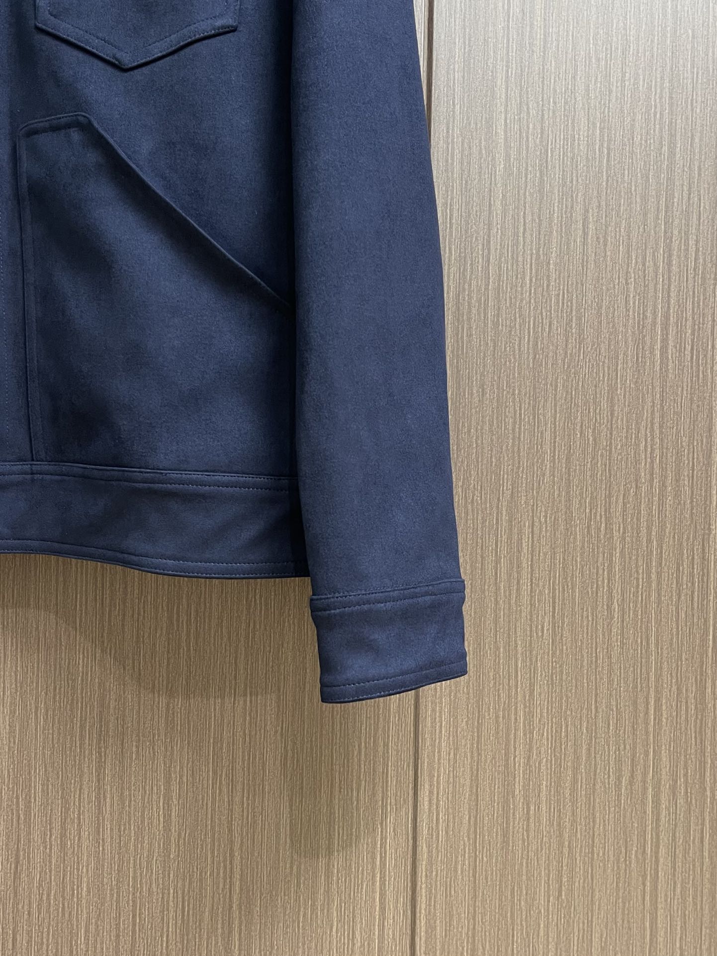 
TF TOMFORD 2025SS男士新款麂皮绒夹克外套，采用麂皮绒皮革精心制作，经典版型，凸显新意同