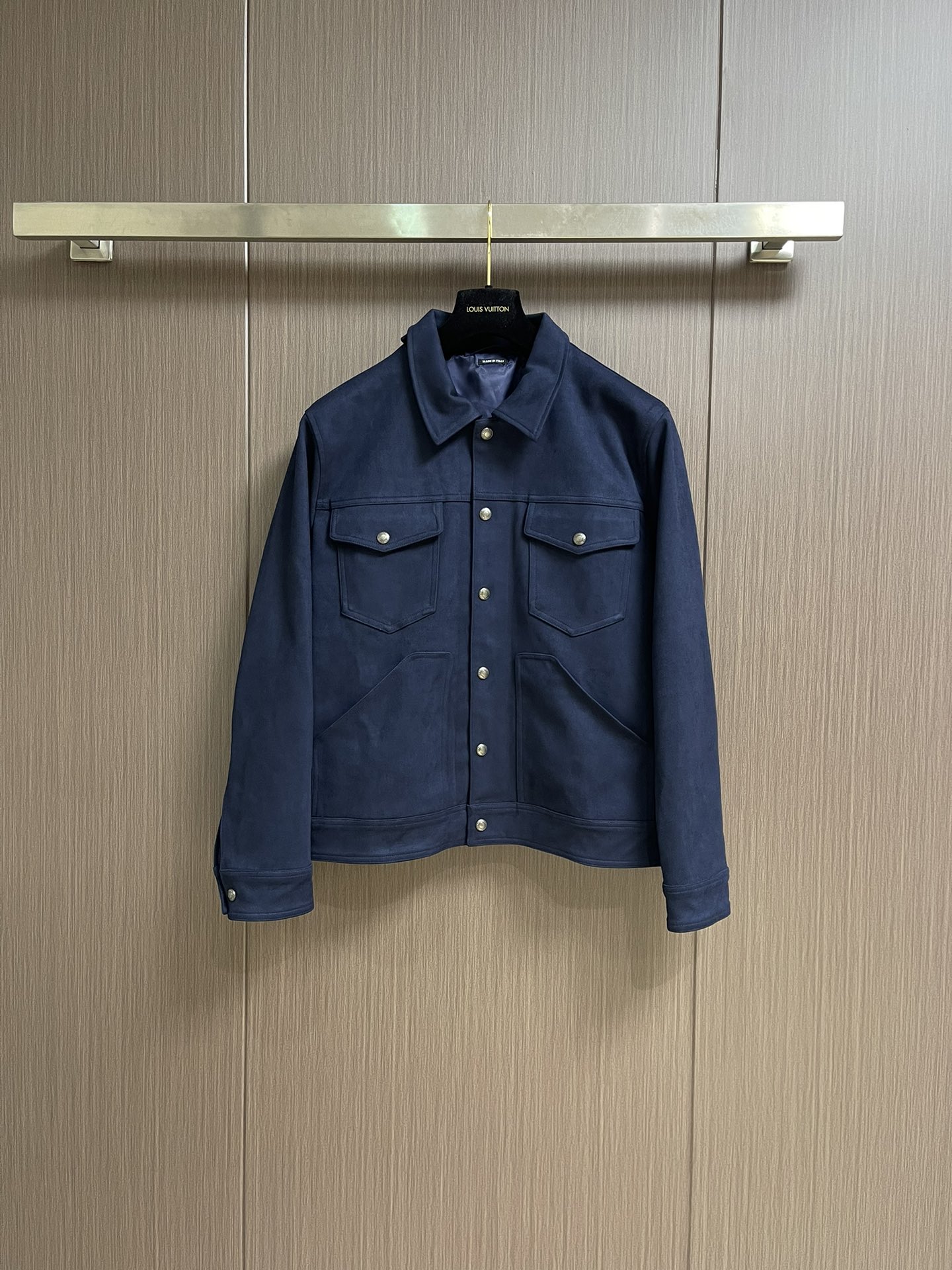 NO:515215,TF TOMFORD 2025SS men's new suede jacket jacket is carefully crafted with suede leather. The classic style highlights the novelty and can also enhance the fashion sense of the style, highlight the classic charm, and create a delicate look. The overall style is a relaxed and casual style, customize the inner lining of the same color, and develop the full quality. Size M-XXL,,tom ford,tom ford,jackets & coats,jackets & coats,chamois leather,alexander wang19860909TF TOMFORD 2025SS男士新款麂皮绒夹克外套,采用麂皮绒皮革精心制作,经典版型,凸显新意同时也能提升款式的时尚感,彰显经典魅力,打造精致造型.整体是一件轻松随意、易于穿搭的式,定制同色系内里,全品相开发.尺码M-XXL,,tom ford,tom ford,jackets & coats,jackets & coats,chamois leather,alexander wang,Men's clothing