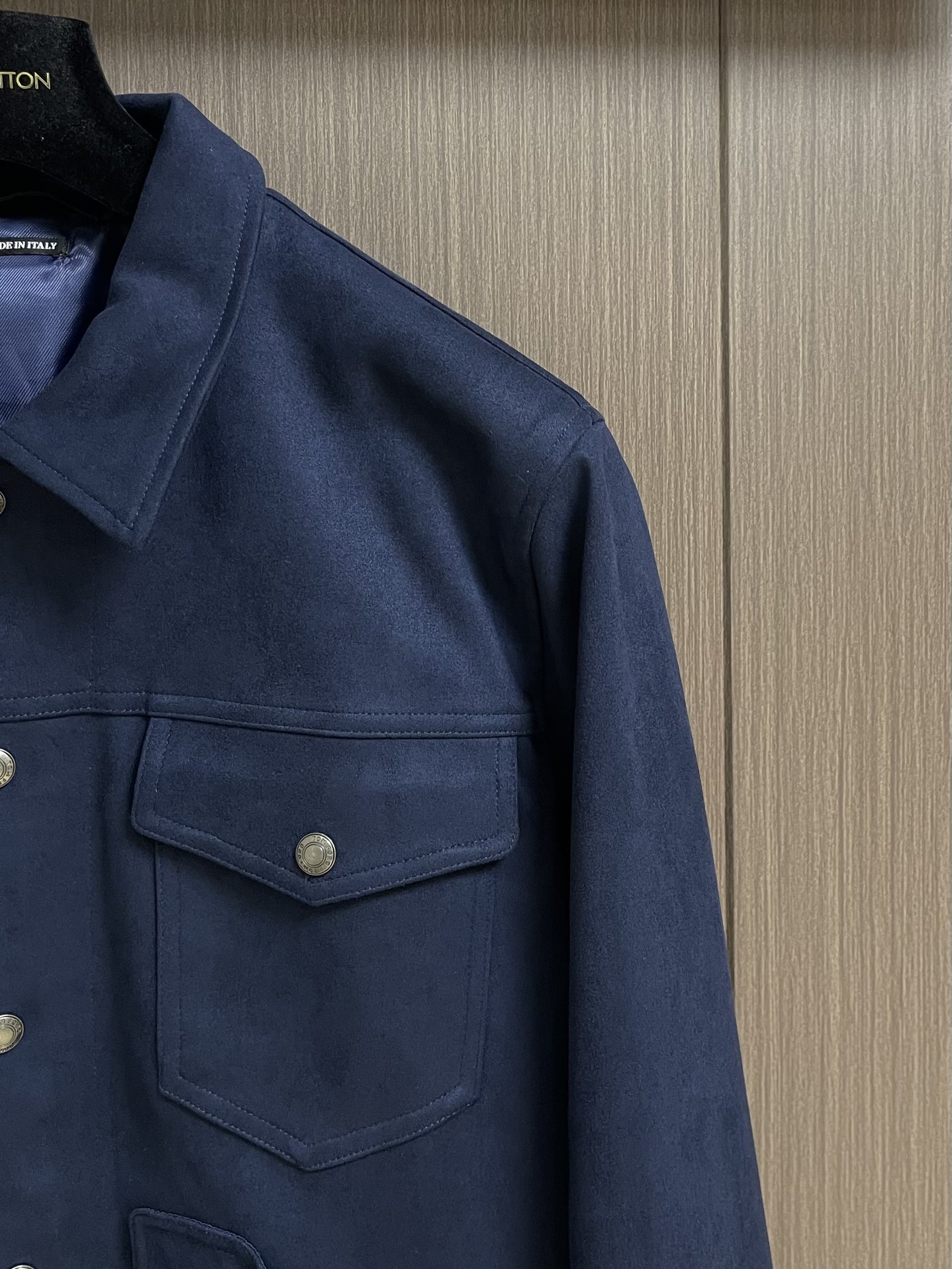 
TF TOMFORD 2025SS男士新款麂皮绒夹克外套，采用麂皮绒皮革精心制作，经典版型，凸显新意同