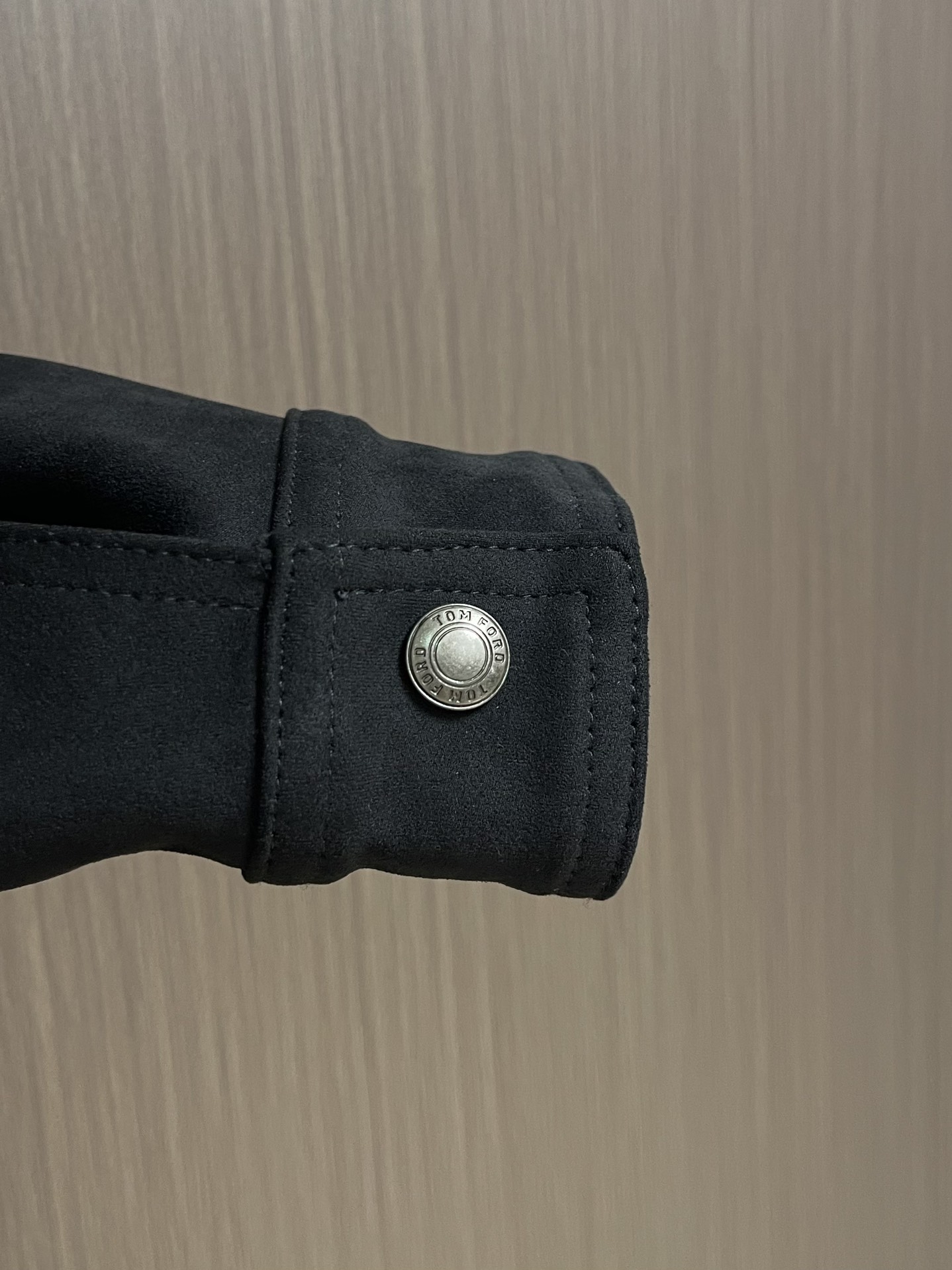 
TF TOM FORD 2025FW秋冬新品麂绒夹克外套。甄选高级麂皮绒打造，触感软糯细腻，自带低调奢