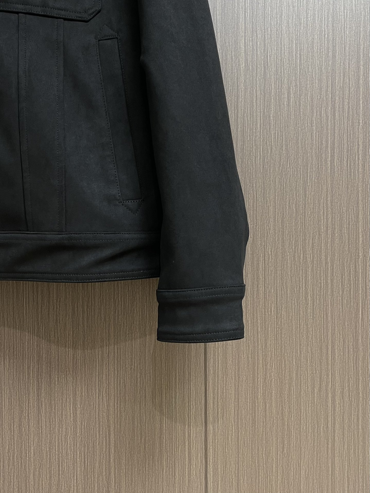 
TF TOM FORD 2025FW秋冬新品麂绒夹克外套。甄选高级麂皮绒打造，触感软糯细腻，自带低调奢