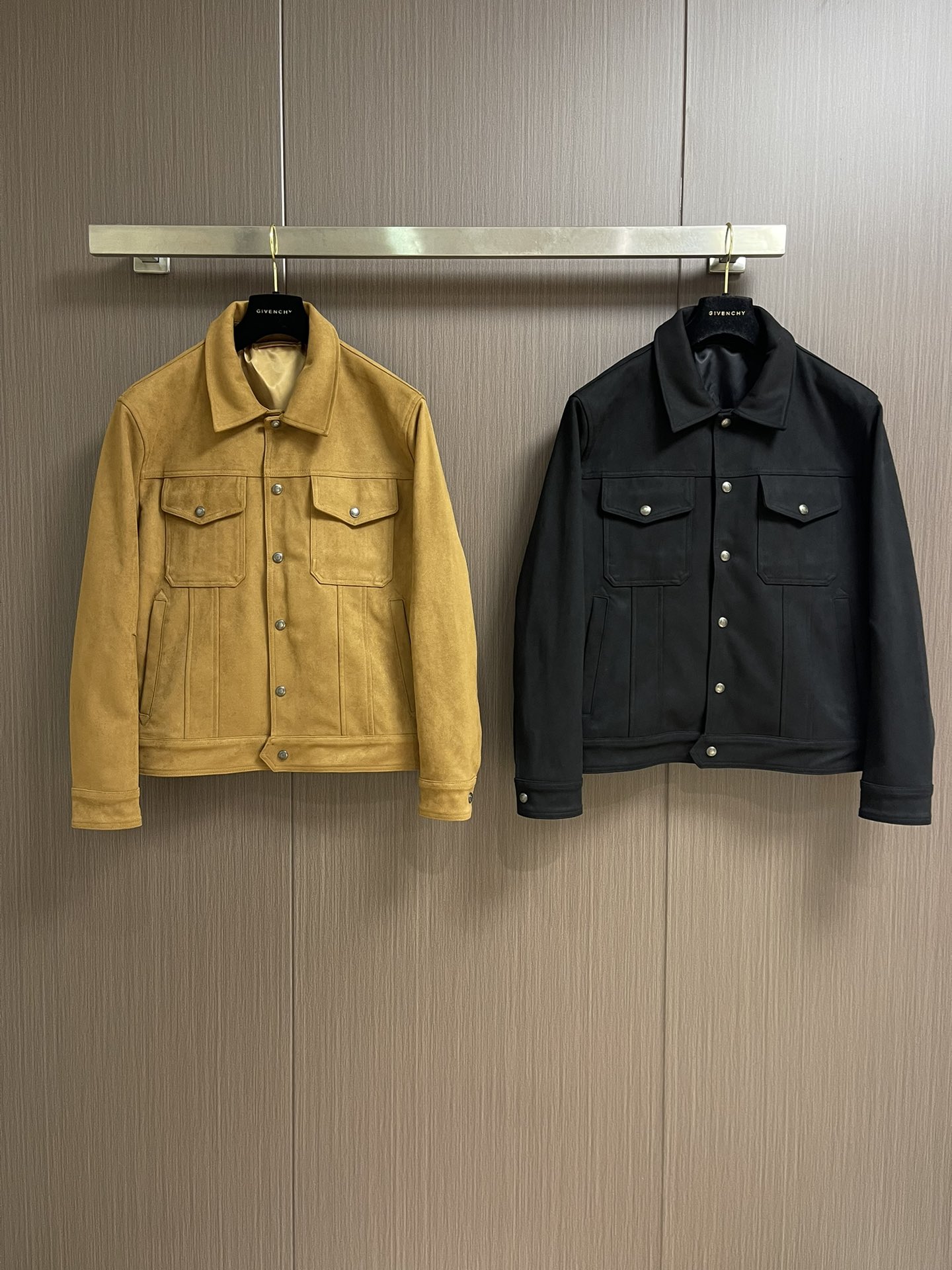 
TF TOM FORD 2025FW秋冬新品麂绒夹克外套。甄选高级麂皮绒打造，触感软糯细腻，自带低调奢