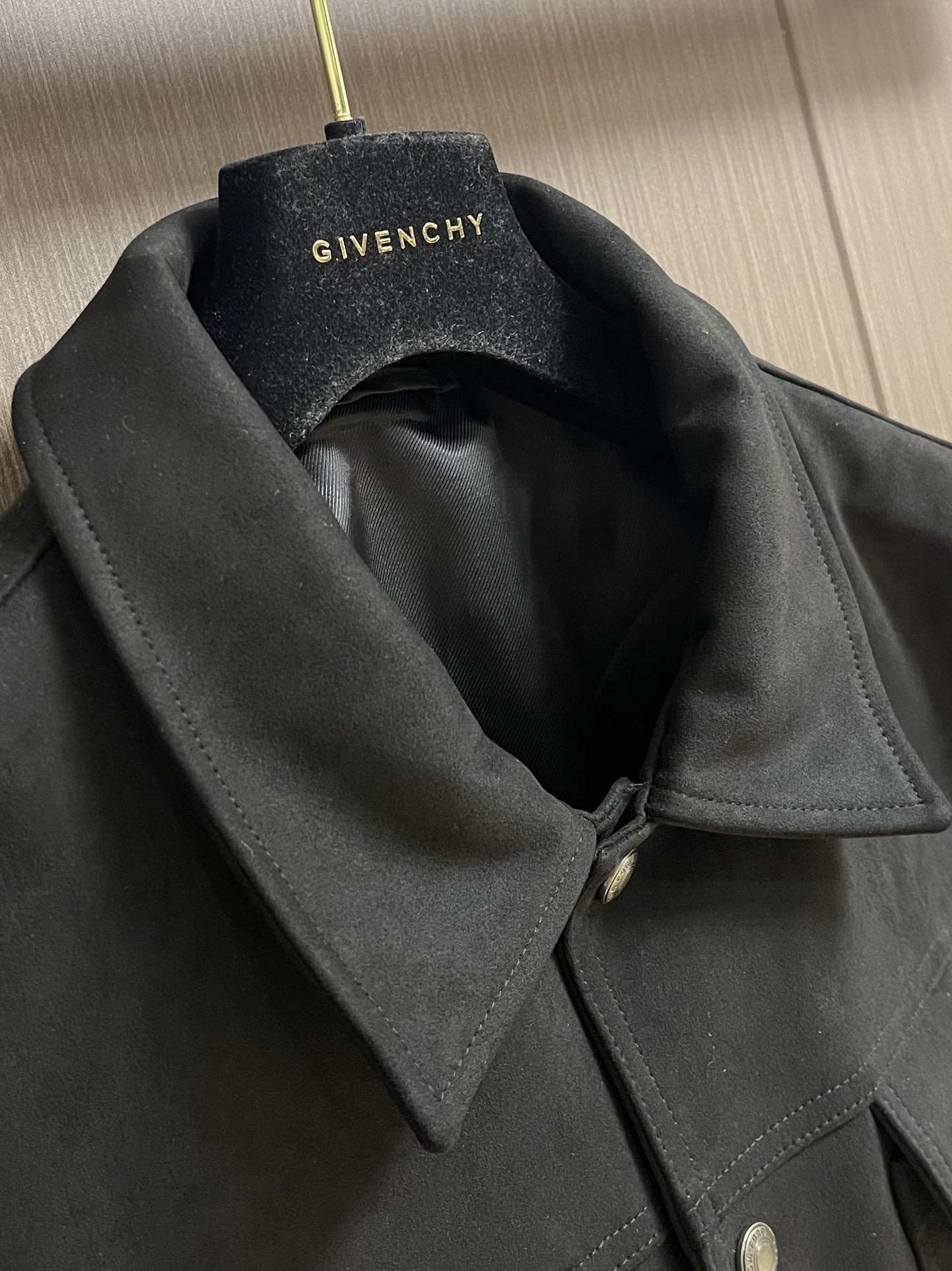 
TF TOM FORD 2025FW秋冬新品麂绒夹克外套。甄选高级麂皮绒打造，触感软糯细腻，自带低调奢