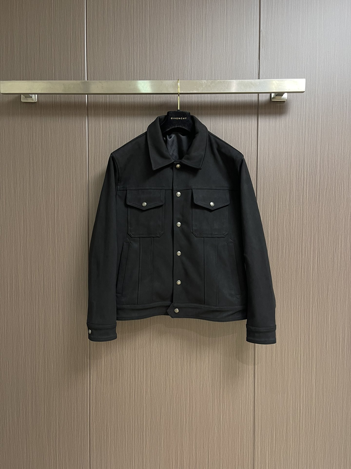 NO:515220,TF TOM FORD 2025FW autumn and winter new suede jacket. Selected high-end suede to create, with a soft and delicate touch, with a low-key and luxurious luster, full texture, showing taste. Exquisite 'TF' lettering buttons, smooth opening and closing, retro and fashionable, embellishment enhances the exquisiteness. The neat style, the shoulder line and waist line are exquisitely designed to modify the body shape, whether in casual or formal occasions, you can wear it to a cool and cool feeling for a man. The same color is smooth lining, fine workmanship, comfortable and not stuck in the skin, and details show the brand ingenuity. Size M-XXL,,tom ford,tom ford,jackets & coats,jackets & coats,chamois leather,alexander wang19860909TF TOM FORD 2025FW秋冬新品麂绒夹克外套.甄选高级麂皮绒打造,触感软糯细腻,自带低调奢华光泽,质感拉满,穿上尽显品味.精致'TF'刻字纽扣,开合顺滑,复古又时髦,点缀提升精致度.利落版型,肩线、腰线设计精妙,修饰身形,不管休闲还是正式场合,都能穿出型男酷飒感.同色系顺滑内衬,做工精细,穿着舒适不卡肤,细节彰显品牌匠心.尺码M-XXL,,tom ford,tom ford,jackets & coats,jackets & coats,chamois leather,alexander wang,Men's clothing