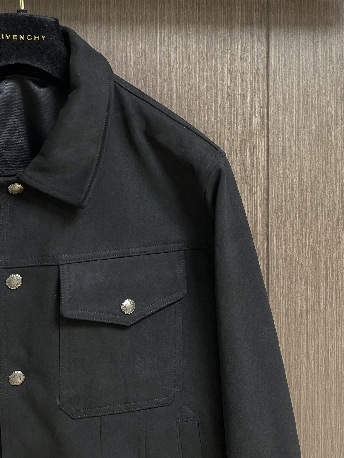 
TF TOM FORD 2025FW秋冬新品麂绒夹克外套。甄选高级麂皮绒打造，触感软糯细腻，自带低调奢