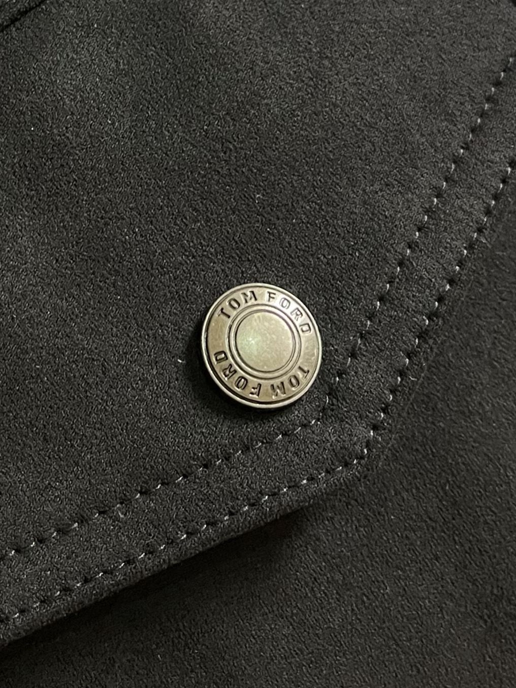 
TF TOM FORD 2025FW秋冬新品麂绒夹克外套。甄选高级麂皮绒打造，触感软糯细腻，自带低调奢