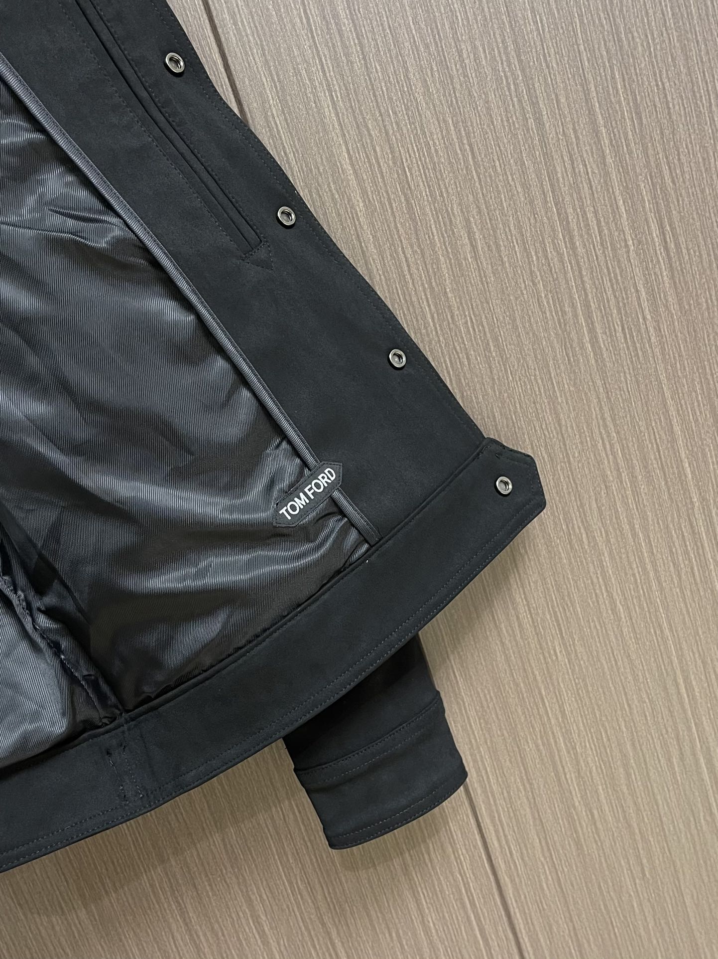 
TF TOM FORD 2025FW秋冬新品麂绒夹克外套。甄选高级麂皮绒打造，触感软糯细腻，自带低调奢