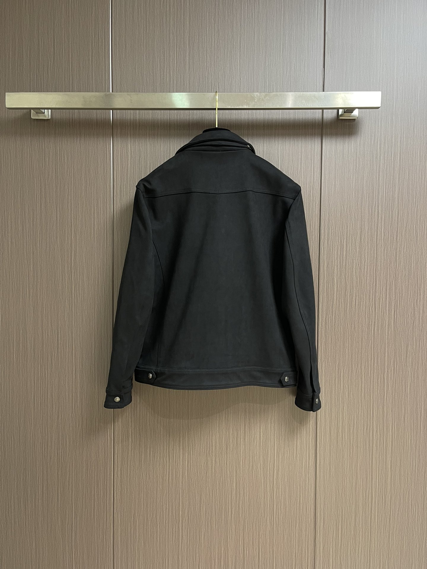 
TF TOM FORD 2025FW秋冬新品麂绒夹克外套。甄选高级麂皮绒打造，触感软糯细腻，自带低调奢