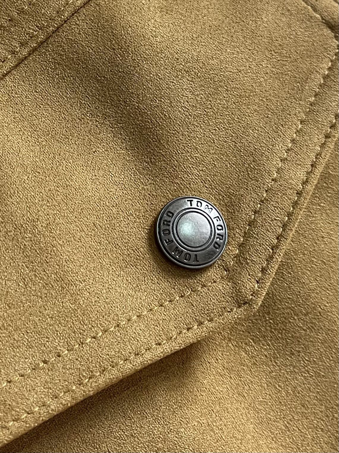 
TF TOM FORD 2025FW秋冬新品麂绒夹克外套。甄选高级麂皮绒打造，触感软糯细腻，自带低调奢