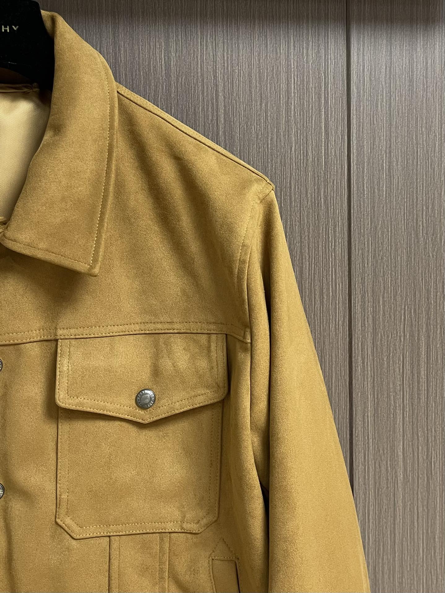 
TF TOM FORD 2025FW秋冬新品麂绒夹克外套。甄选高级麂皮绒打造，触感软糯细腻，自带低调奢