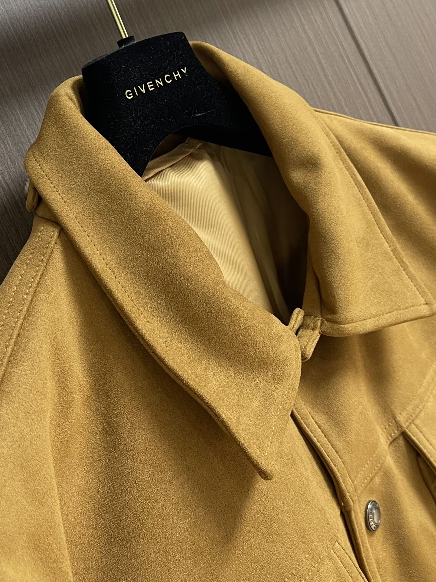 
TF TOM FORD 2025FW秋冬新品麂绒夹克外套。甄选高级麂皮绒打造，触感软糯细腻，自带低调奢