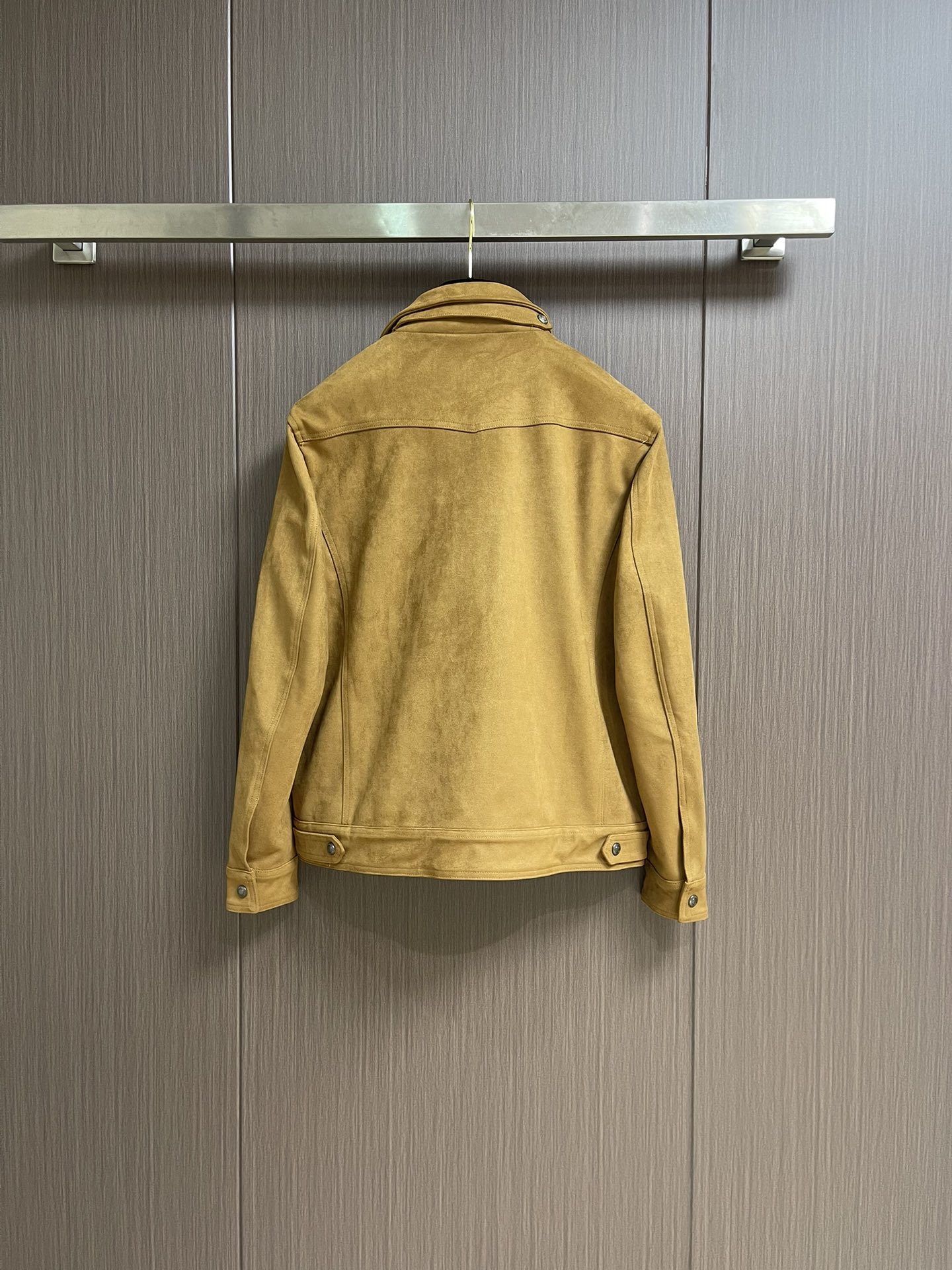 
TF TOM FORD 2025FW秋冬新品麂绒夹克外套。甄选高级麂皮绒打造，触感软糯细腻，自带低调奢