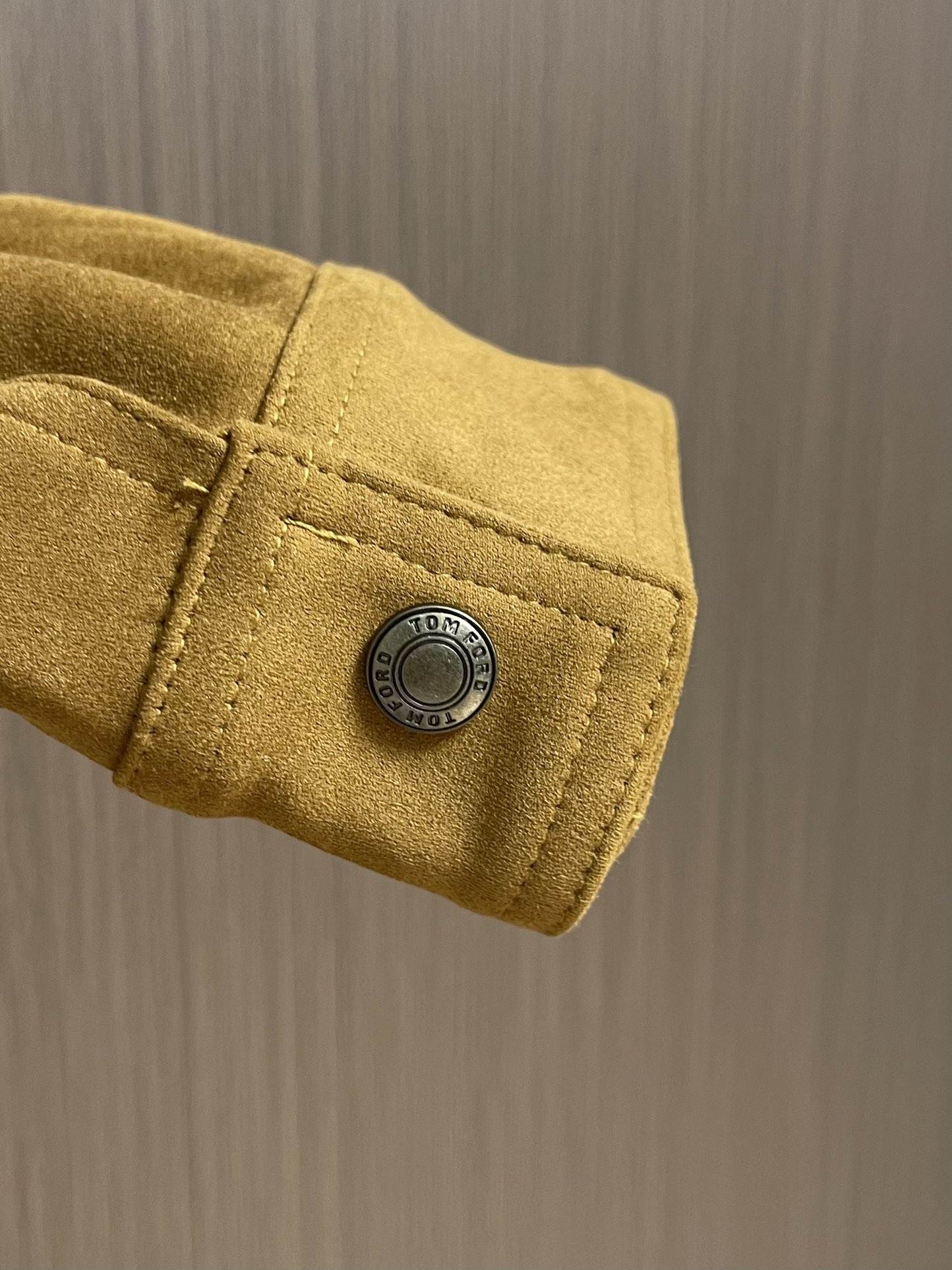 
TF TOM FORD 2025FW秋冬新品麂绒夹克外套。甄选高级麂皮绒打造，触感软糯细腻，自带低调奢