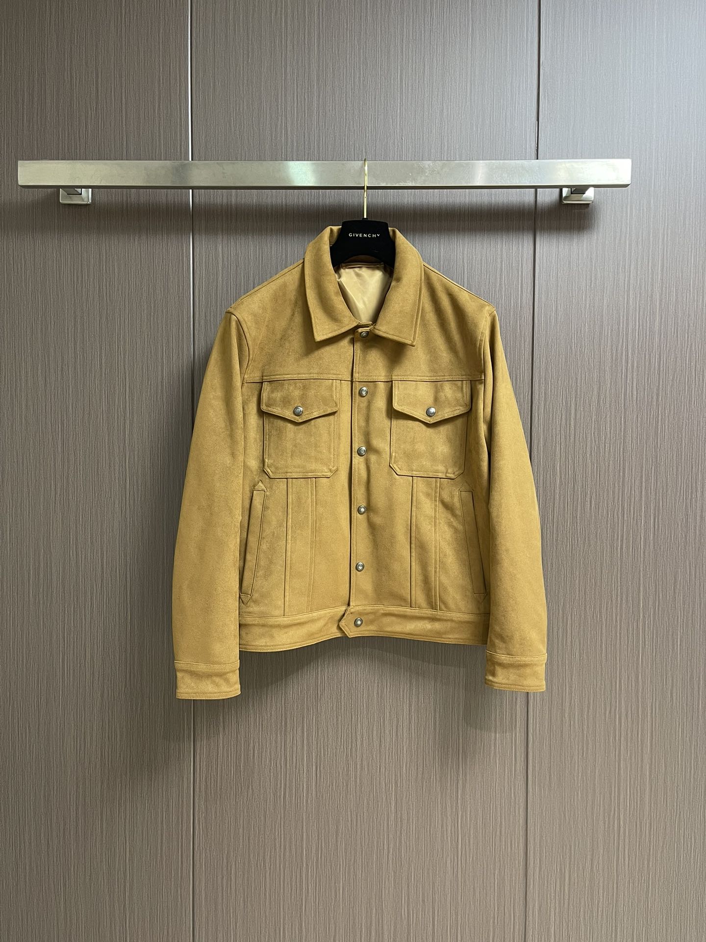 NO:512722,TF TOM FORD 2025FW autumn and winter new suede jacket. Selected high-end suede to create, with a soft and delicate touch, with a low-key and luxurious luster, full texture, showing taste. Exquisite 'TF' lettering buttons, smooth opening and closing, retro and fashionable, embellishment enhances the exquisiteness. The neat style, the shoulder line and waist line are exquisitely designed to modify the body shape, whether in casual or formal occasions, you can wear it to a cool and cool feeling for a man. The same color is smooth lining, fine workmanship, comfortable and not stuck in the skin, and details show the brand ingenuity. Size M-XXL,,tom ford,tom ford,jackets & coats,jackets & coats,chamois leather,alexander wang19860909TF TOM FORD 2025FW秋冬新品麂绒夹克外套.甄选高级麂皮绒打造,触感软糯细腻,自带低调奢华光泽,质感拉满,穿上尽显品味.精致'TF'刻字纽扣,开合顺滑,复古又时髦,点缀提升精致度.利落版型,肩线、腰线设计精妙,修饰身形,不管休闲还是正式场合,都能穿出型男酷飒感.同色系顺滑内衬,做工精细,穿着舒适不卡肤,细节彰显品牌匠心.尺码M-XXL,,tom ford,tom ford,jackets & coats,jackets & coats,chamois leather,alexander wang,Men's clothing