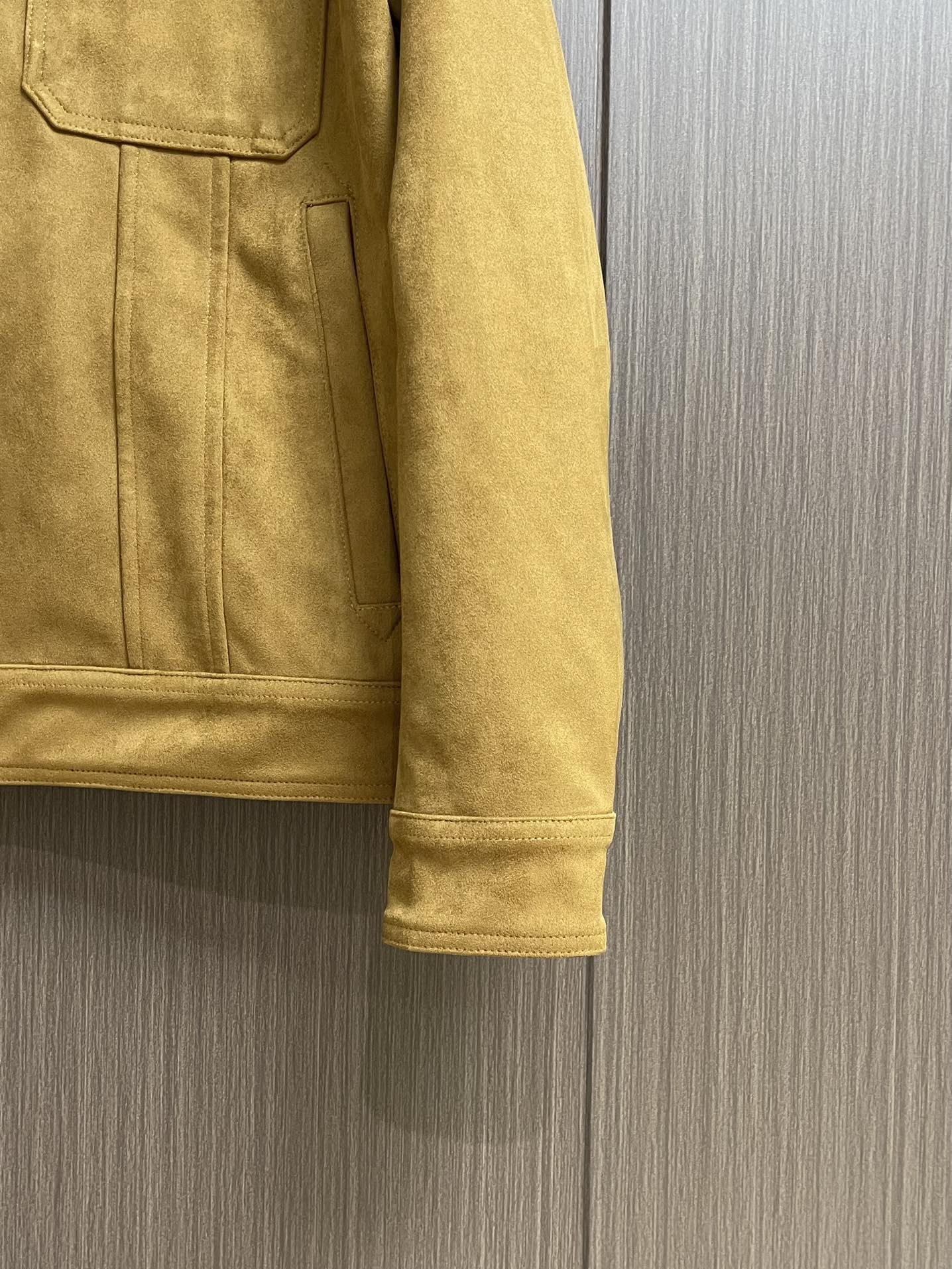 
TF TOM FORD 2025FW秋冬新品麂绒夹克外套。甄选高级麂皮绒打造，触感软糯细腻，自带低调奢