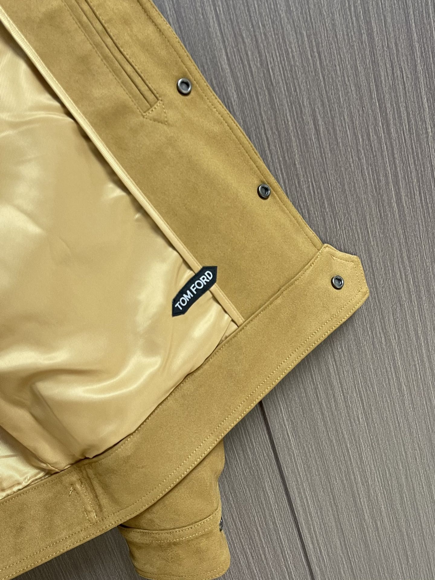 
TF TOM FORD 2025FW秋冬新品麂绒夹克外套。甄选高级麂皮绒打造，触感软糯细腻，自带低调奢